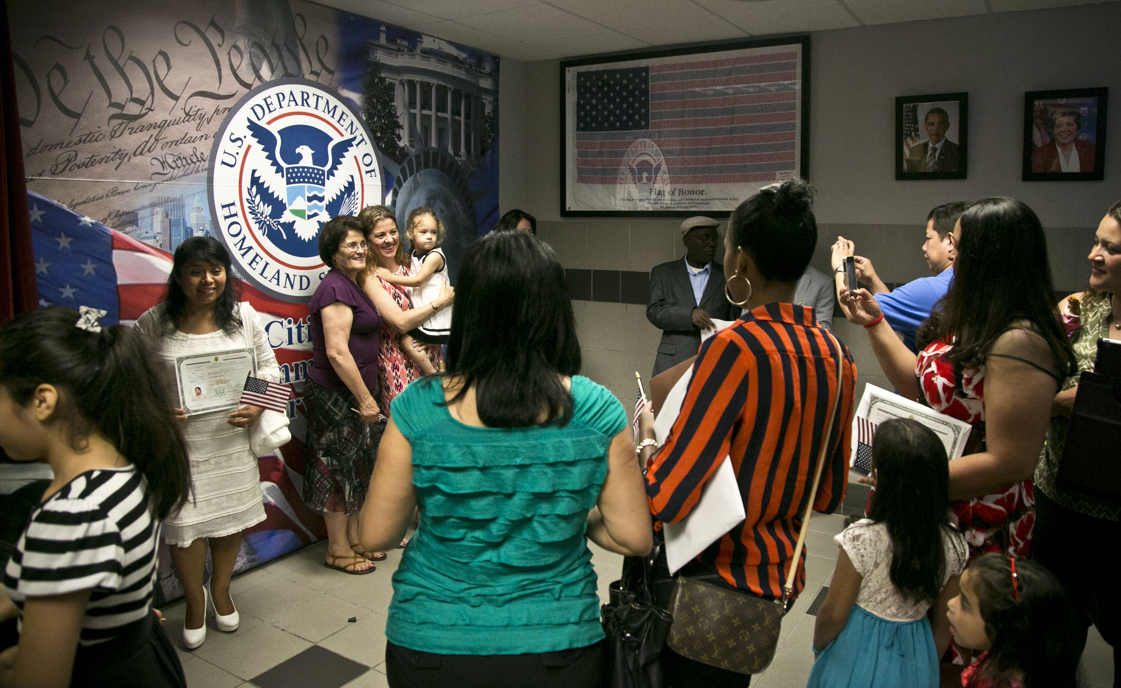 USCIS difunde guía para determinar inadmisibilidad por motivos de carga pública