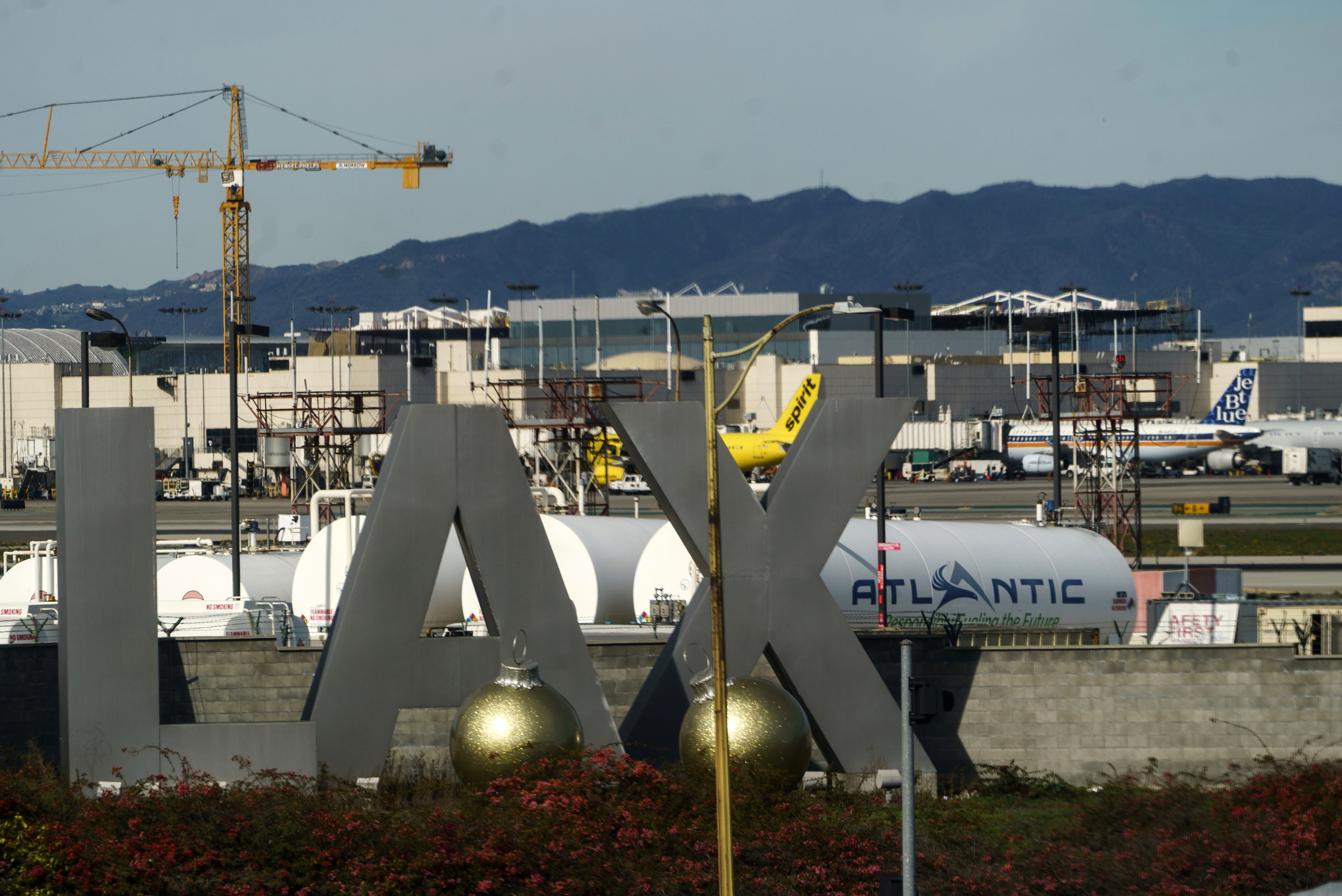 Empleado del aeropuerto de Los Ángeles es acusado de posesión de fentanilo