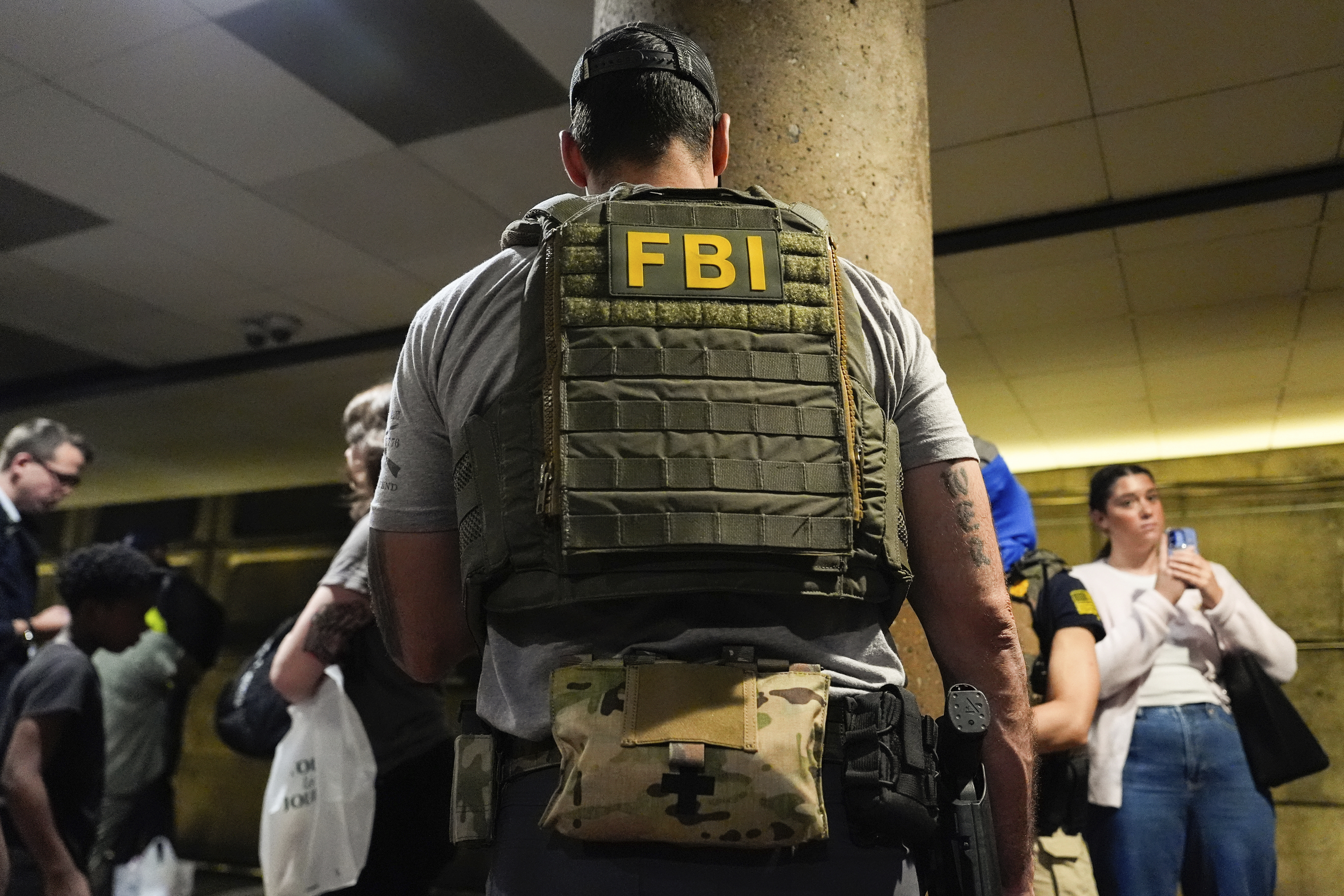 FBI ejecuta órdenes de registro en edificios de Los Ángeles