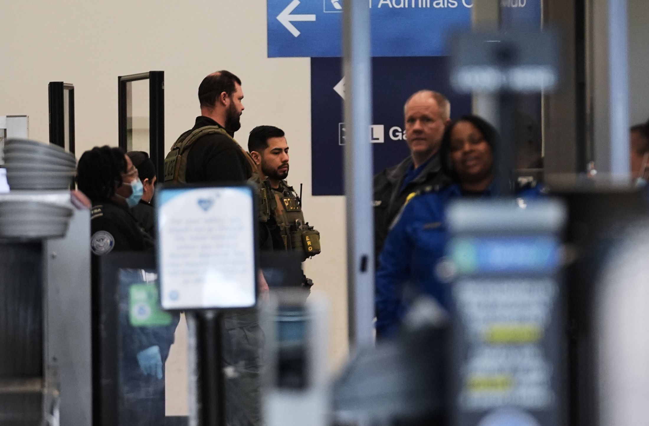 ICE pide ayuda a empleados de aerolíneas para localizar pasajeros en aeropuertos
