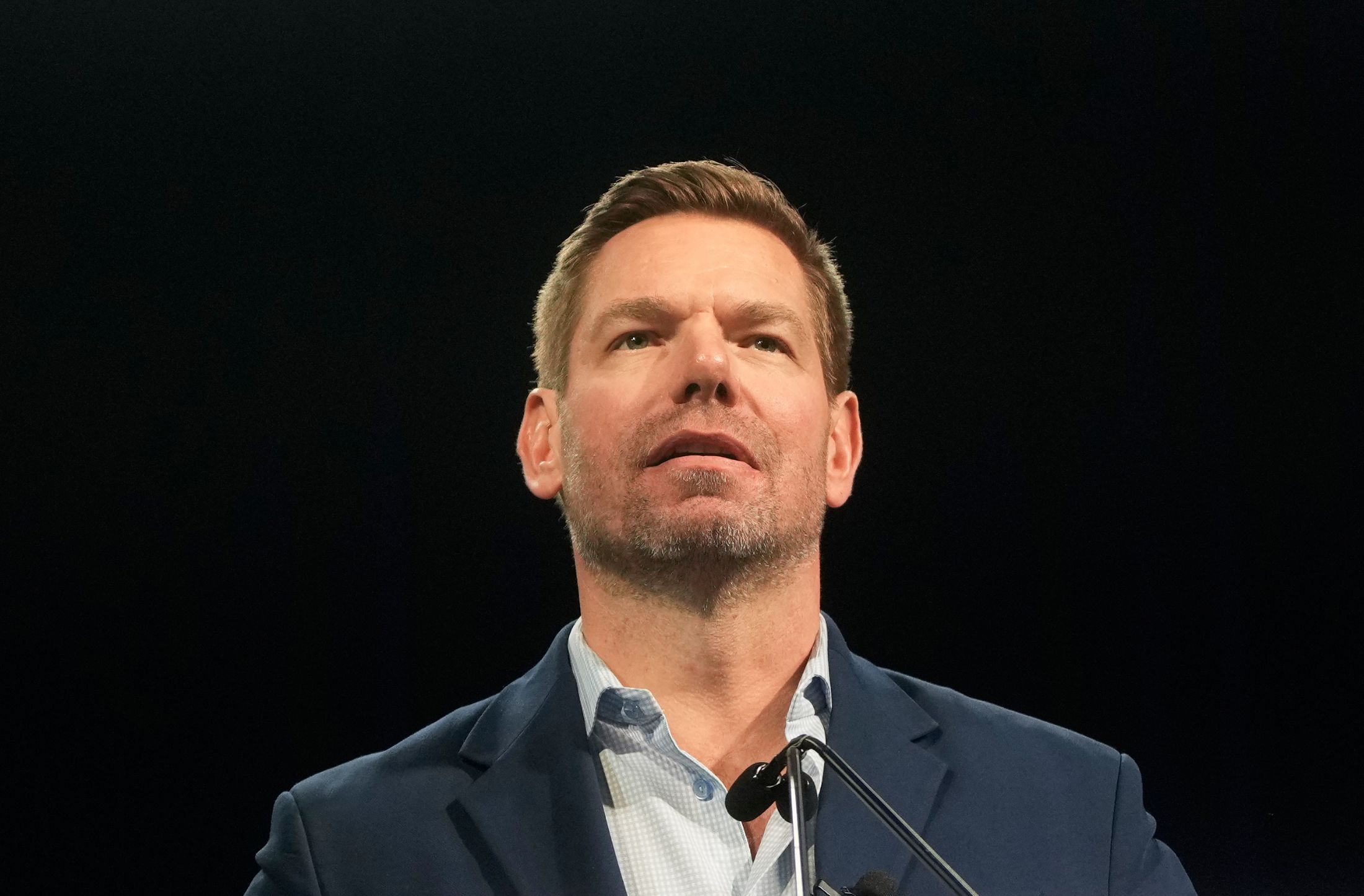 FBI realiza dos cateos a Eric Swalwell y confisca dispositivos por acusaciones de abuso sexual