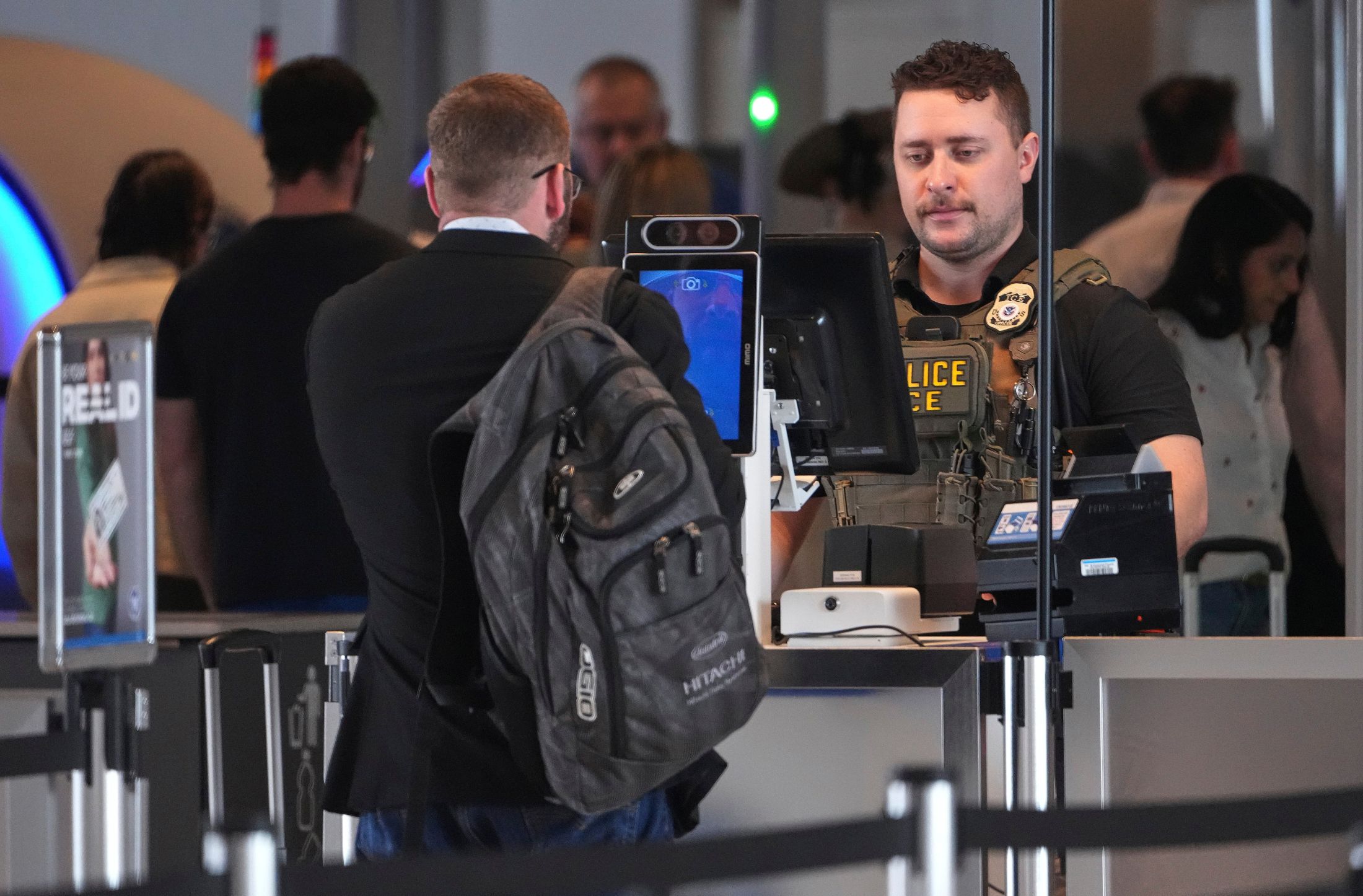 ICE intensifica arrestos en aeropuertos: hasta 40 inmigrantes detenidos al día