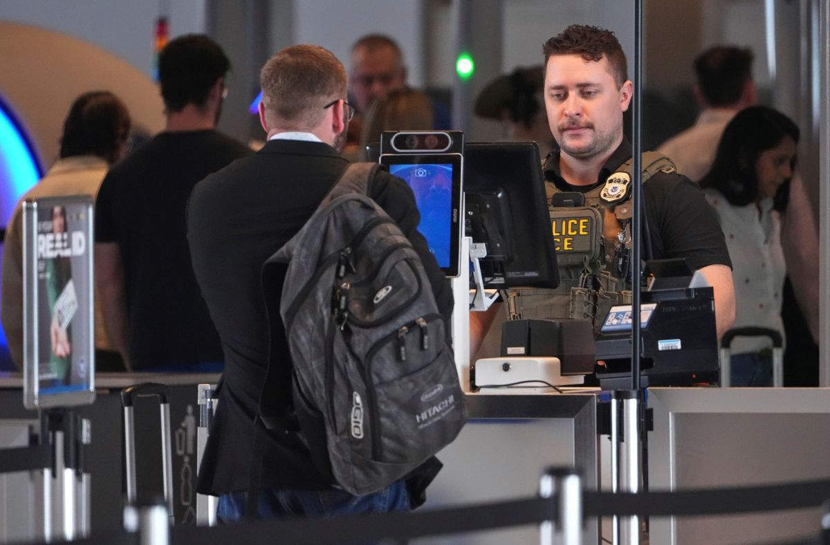 ICE intensifica arrestos en aeropuertos: hasta 40 inmigrantes detenidos al día
