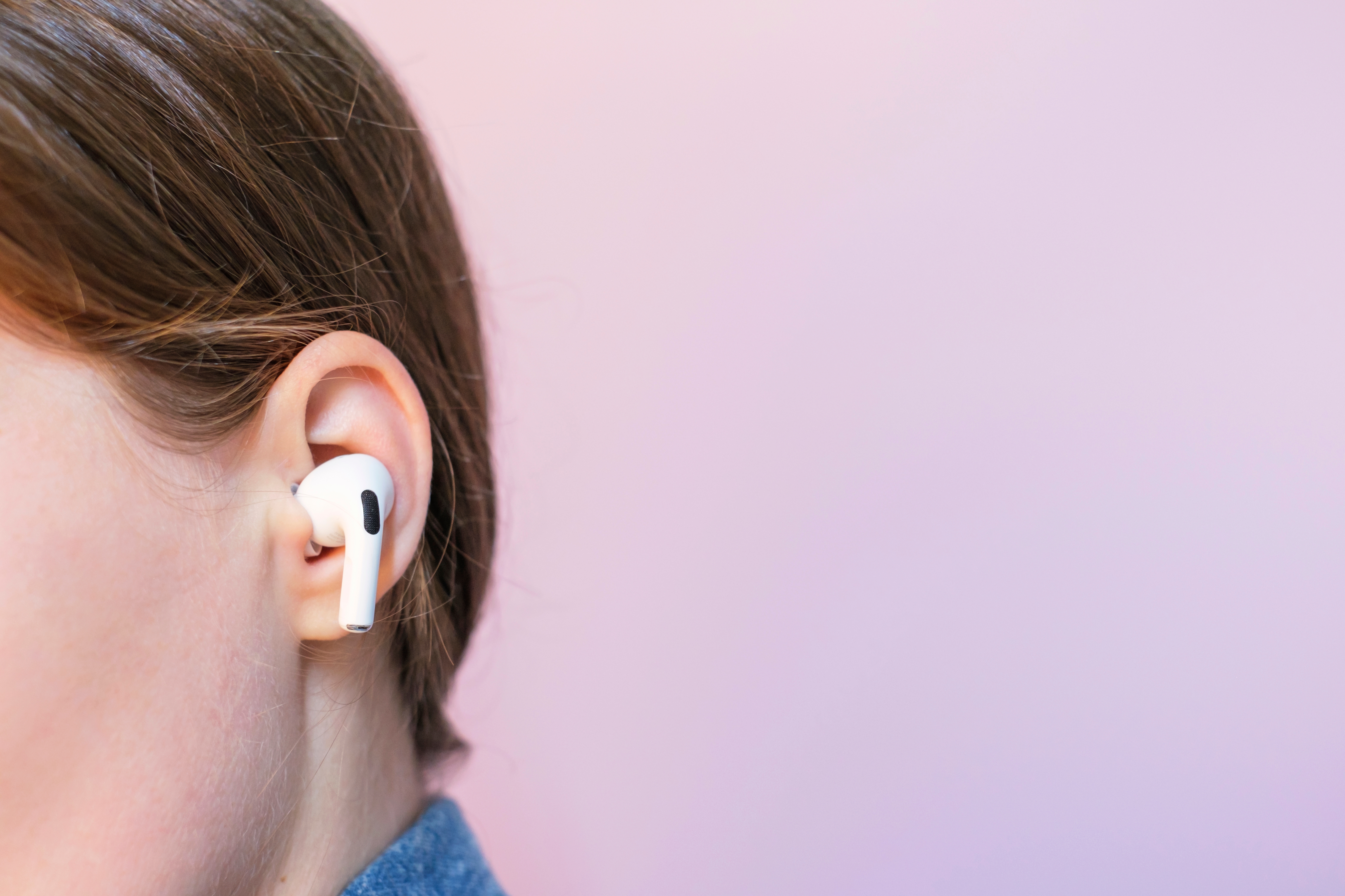 Apple filtró por accidente sus nuevos AirPods con cámaras y el video lo cambia todo