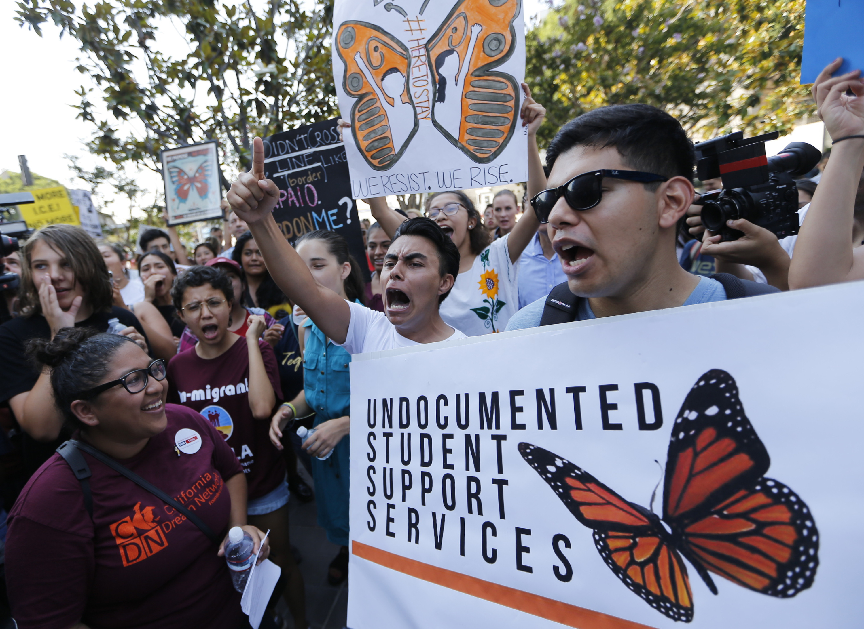 California aprueba ley que protege a proveedores de servicios a inmigrantes