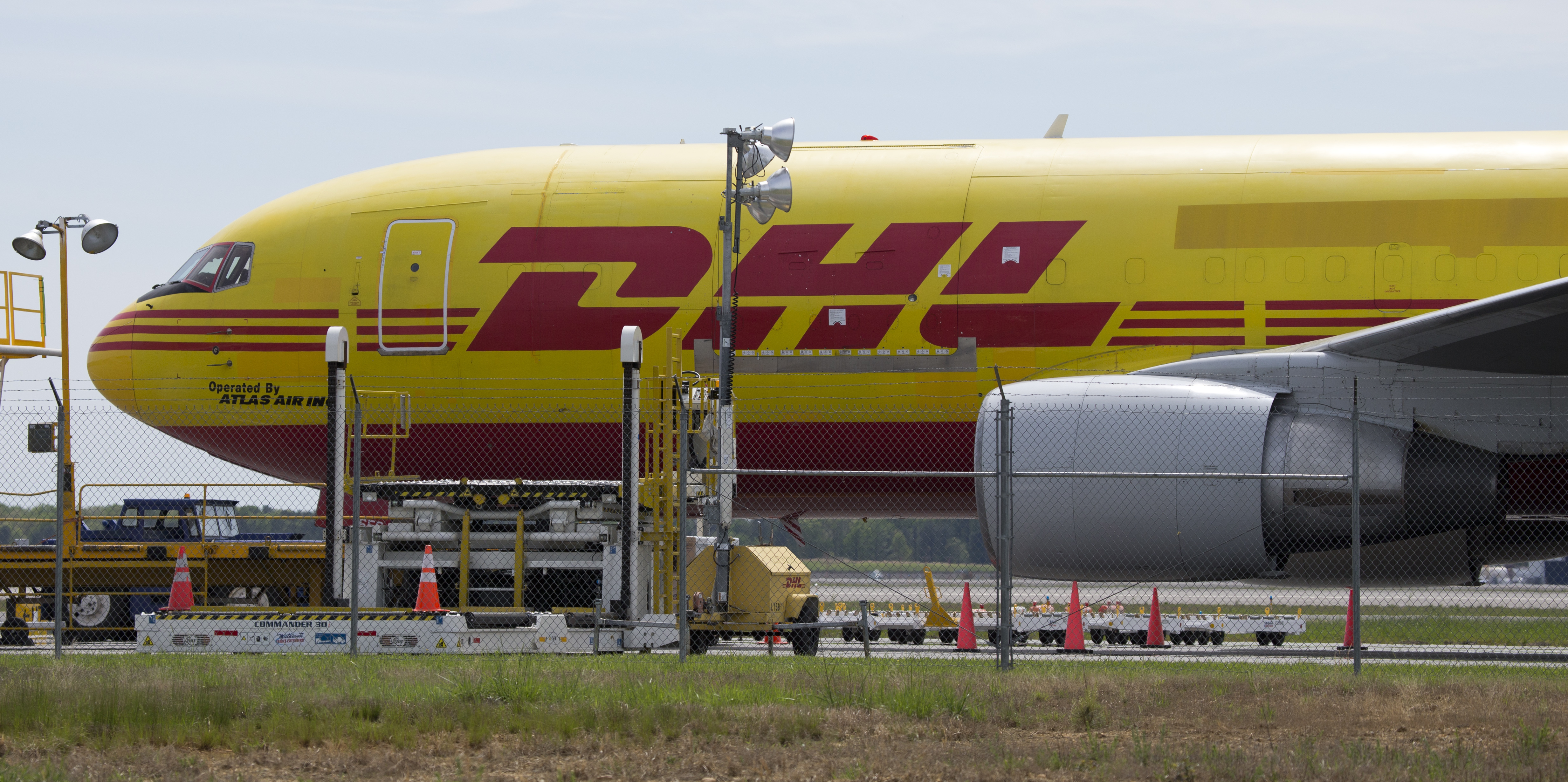 Neumáticos de avión de DHL estallan en aterrizaje de emergencia en Los Ángeles