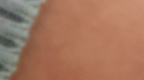 La clave del truco es espolvorear bicarbonato de sodio alrededor del inodoro y dejar actuar.