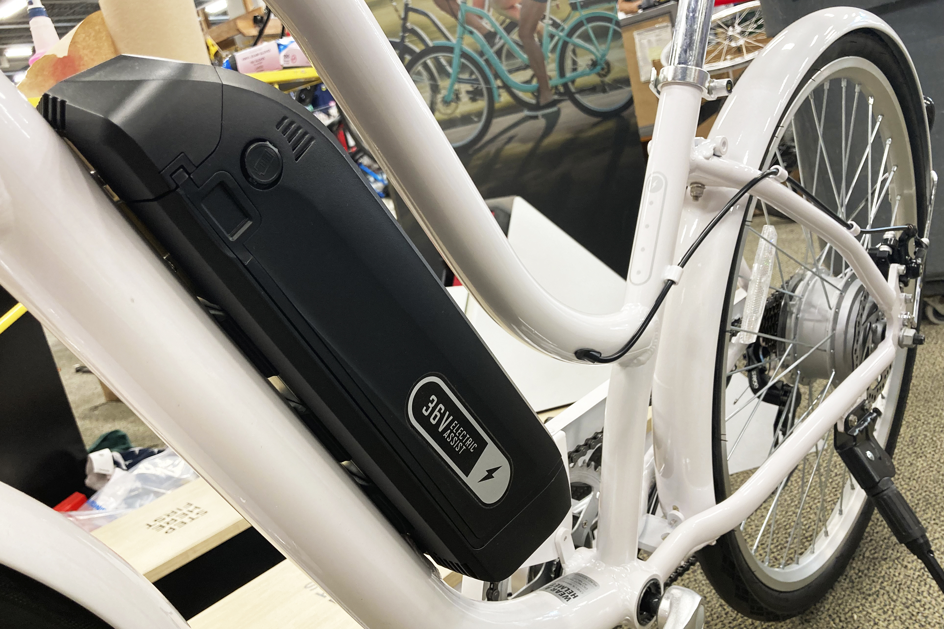 Jóvenes accidentados con bicicletas eléctricas en Riverside