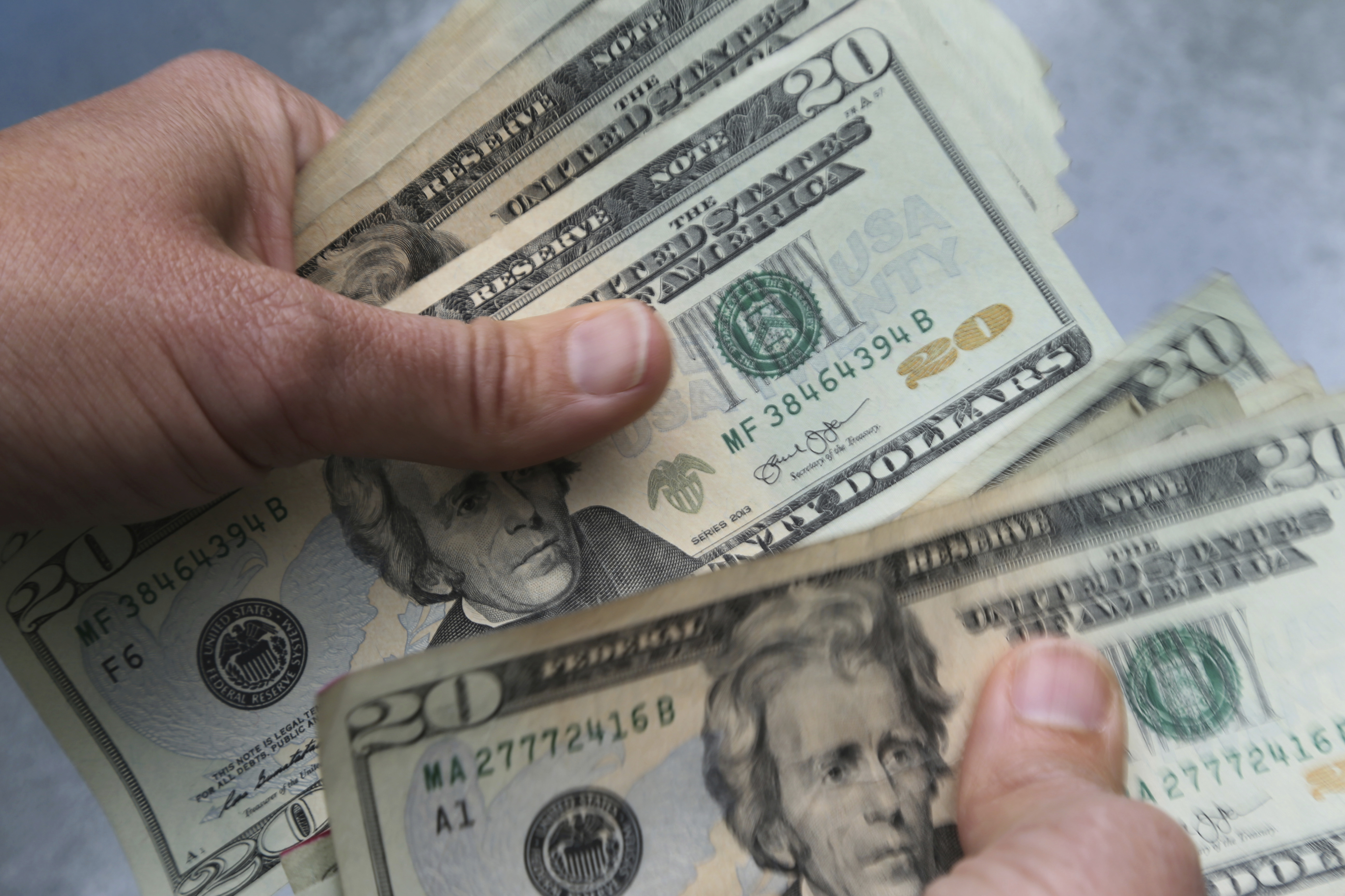 Salario mínimo en California aumenta a $17.40 por hora en 2027
