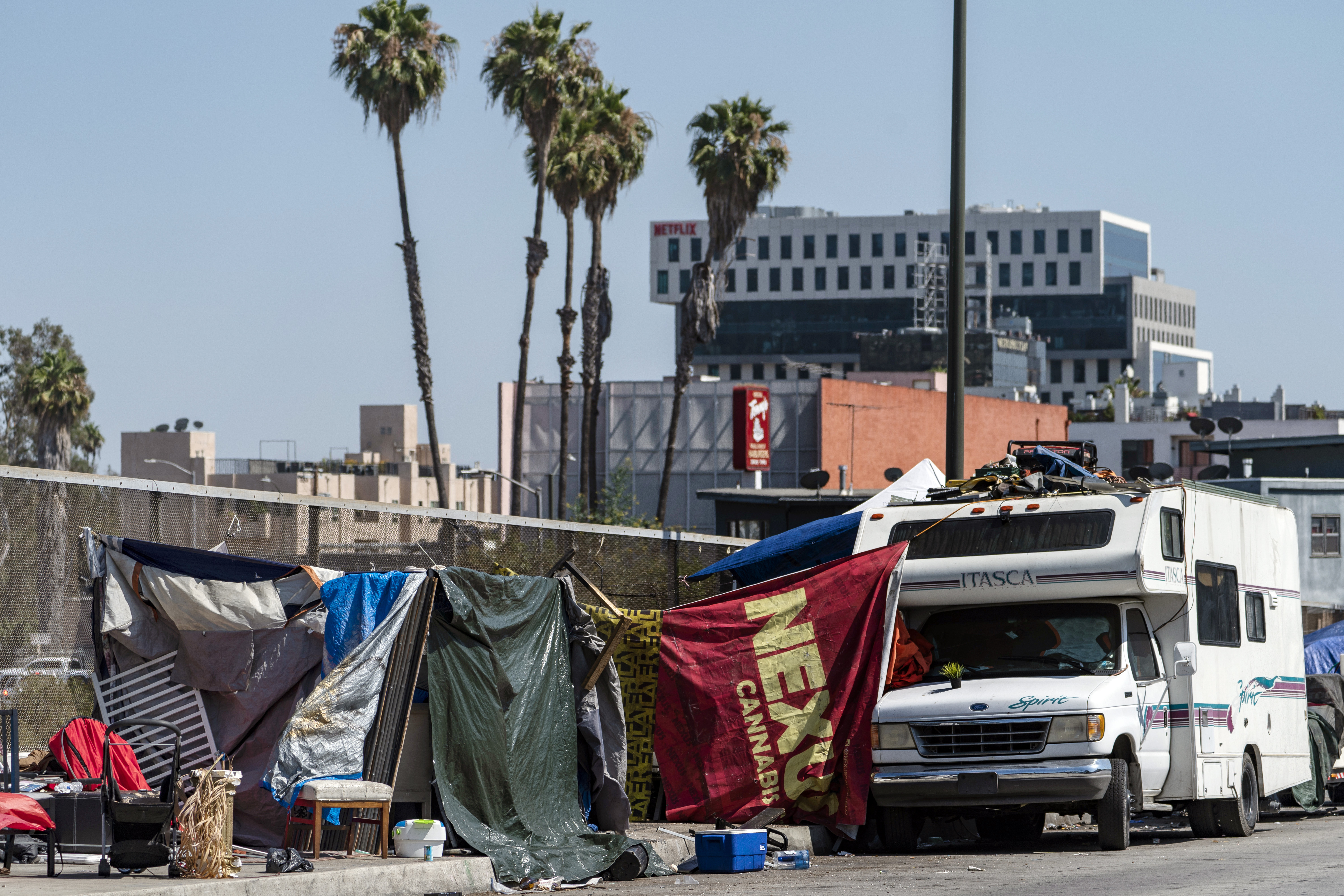 Concejo Municipal retira prohibición de campamentos en ciertas áreas de Los Ángeles