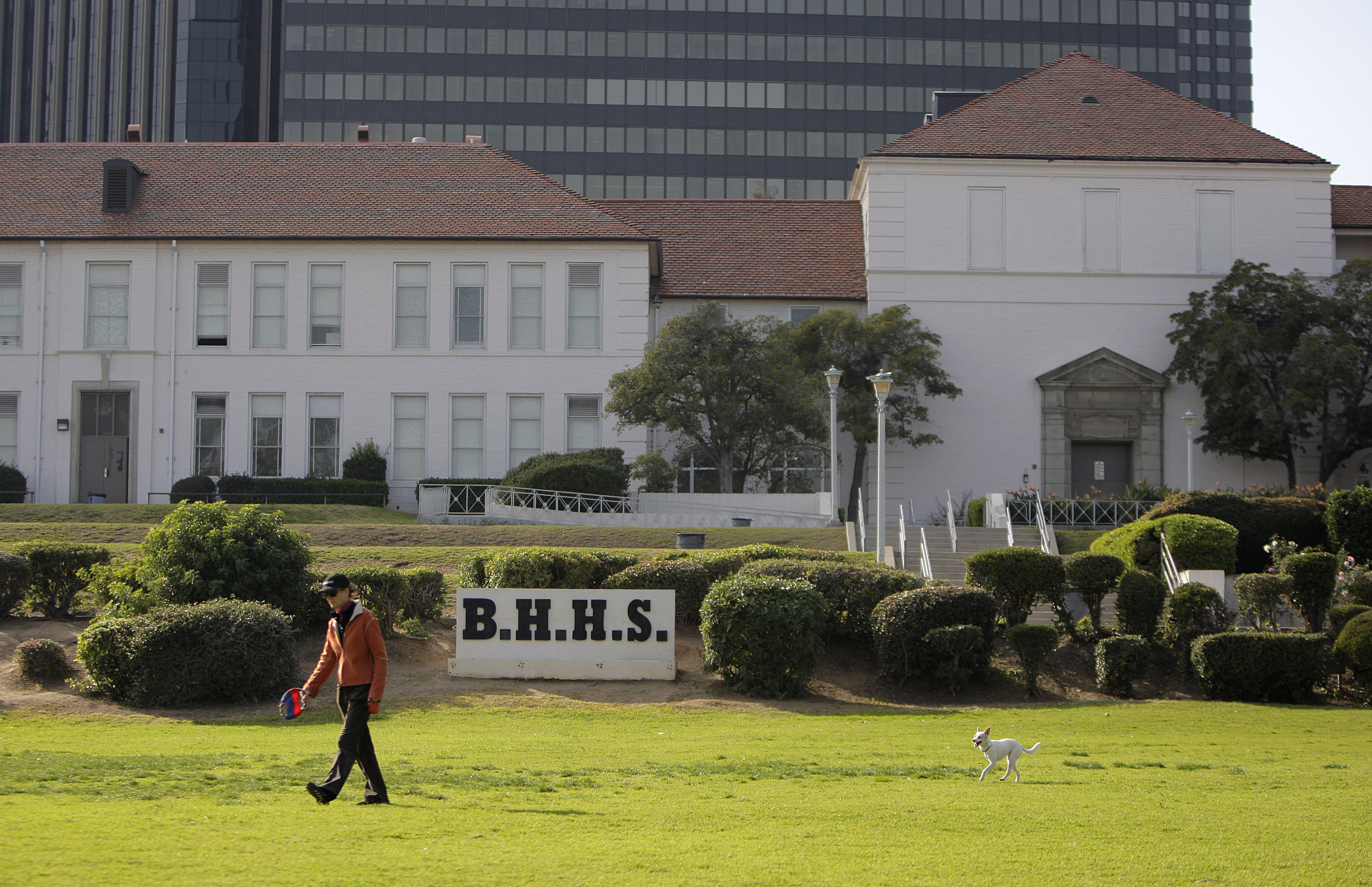 Maestra suplente de Beverly Hills demanda por despido injusto tras críticas a Trump