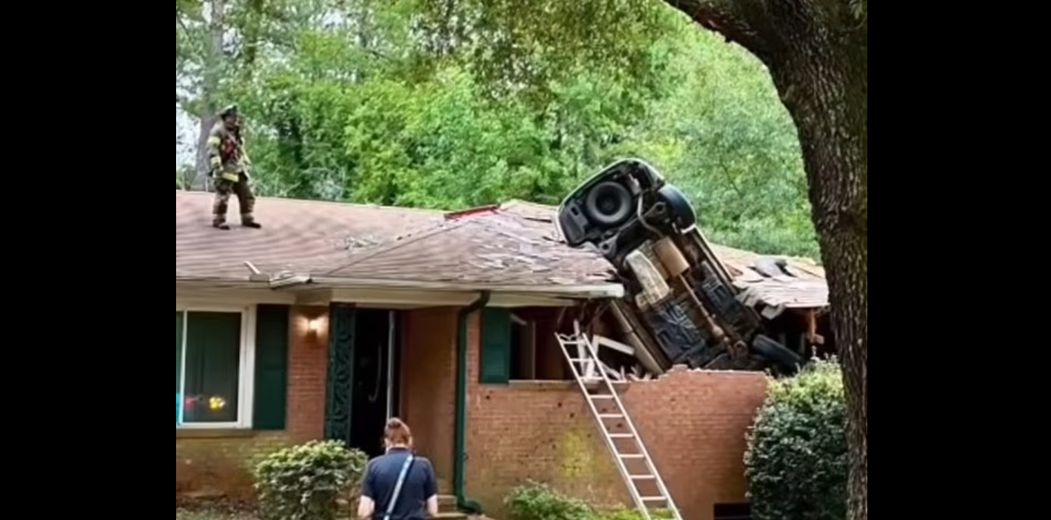 Hombre de 78 años muere tras perder el control de su camioneta y caer sobre el techo de una casa en Georgia