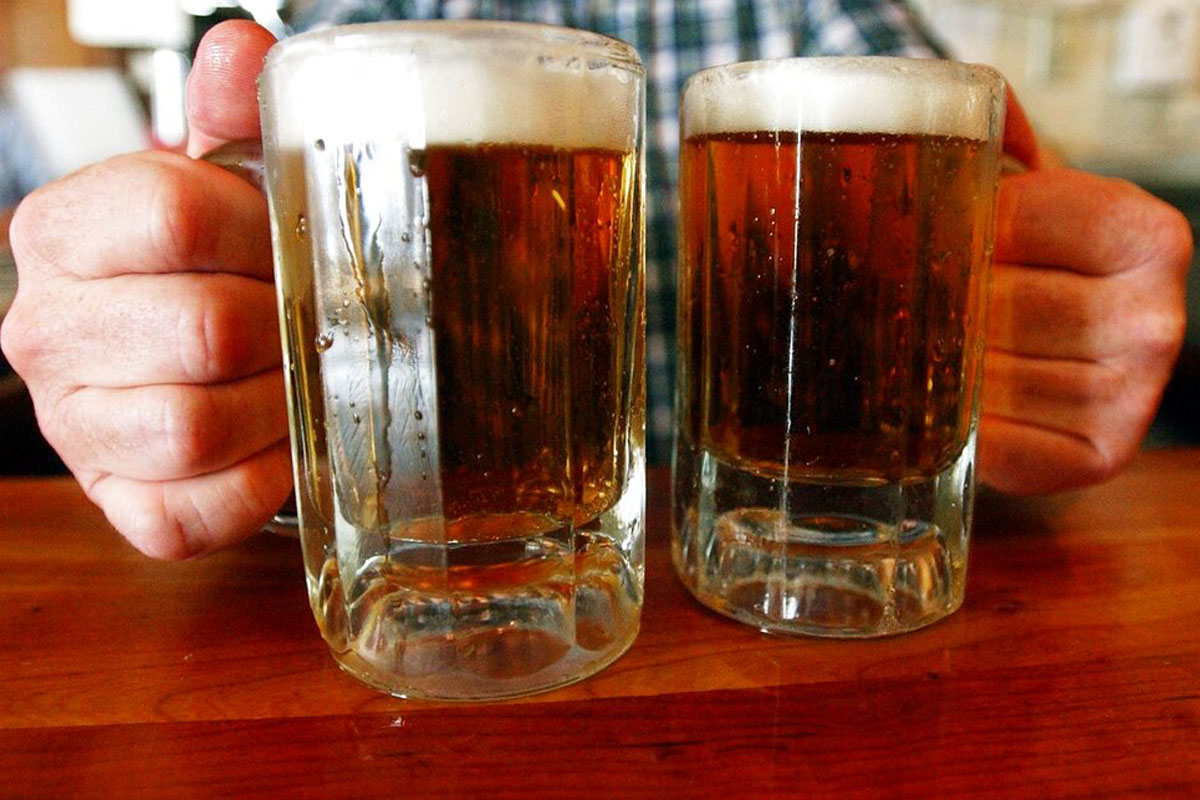 Cervecería promete vender sus bebidas a mitad de precio el día que muera el senador Mitch McConnell