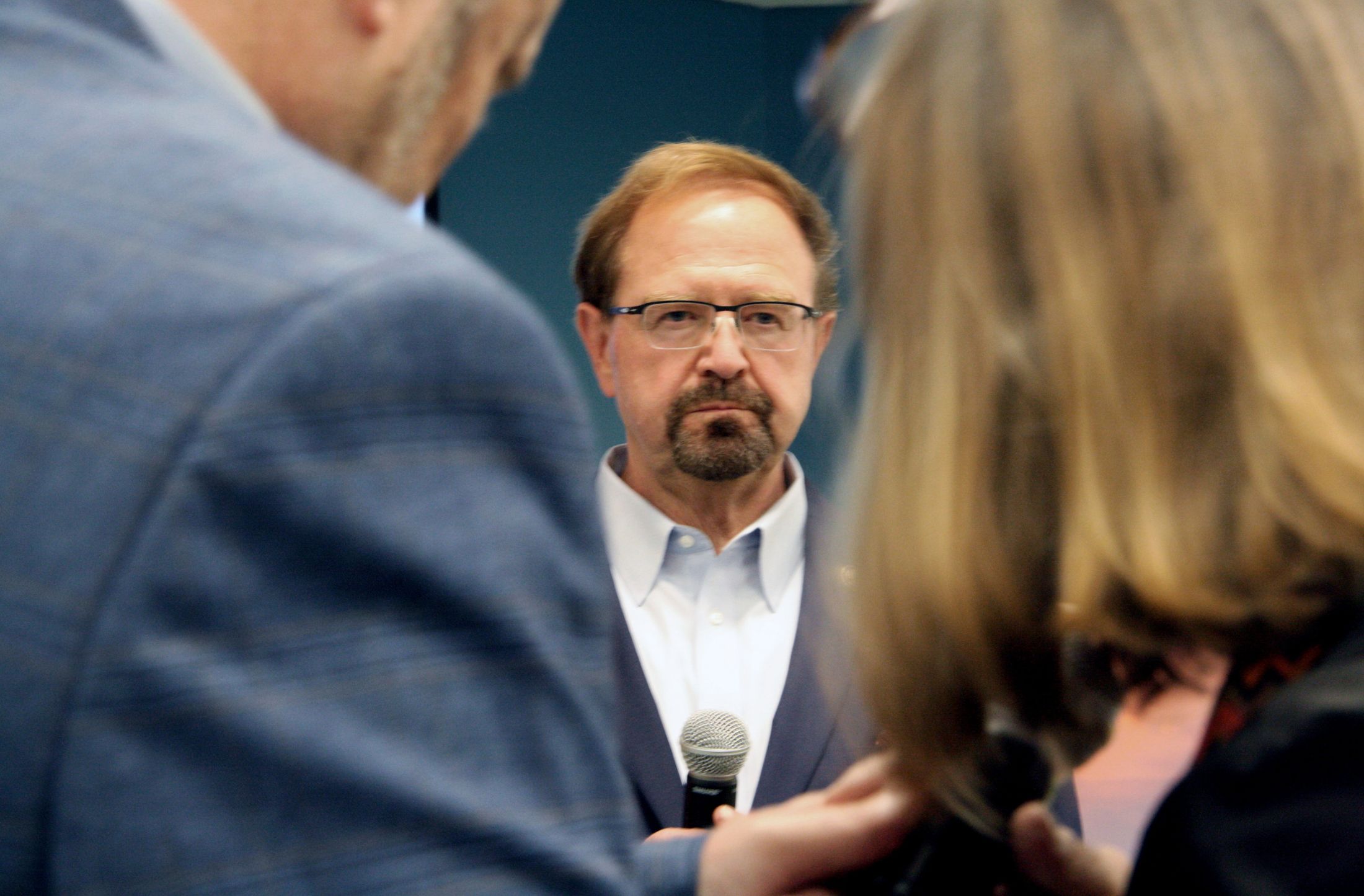 Chuck Edwards abandona su reelección tras informe ético por presunto acoso sexual