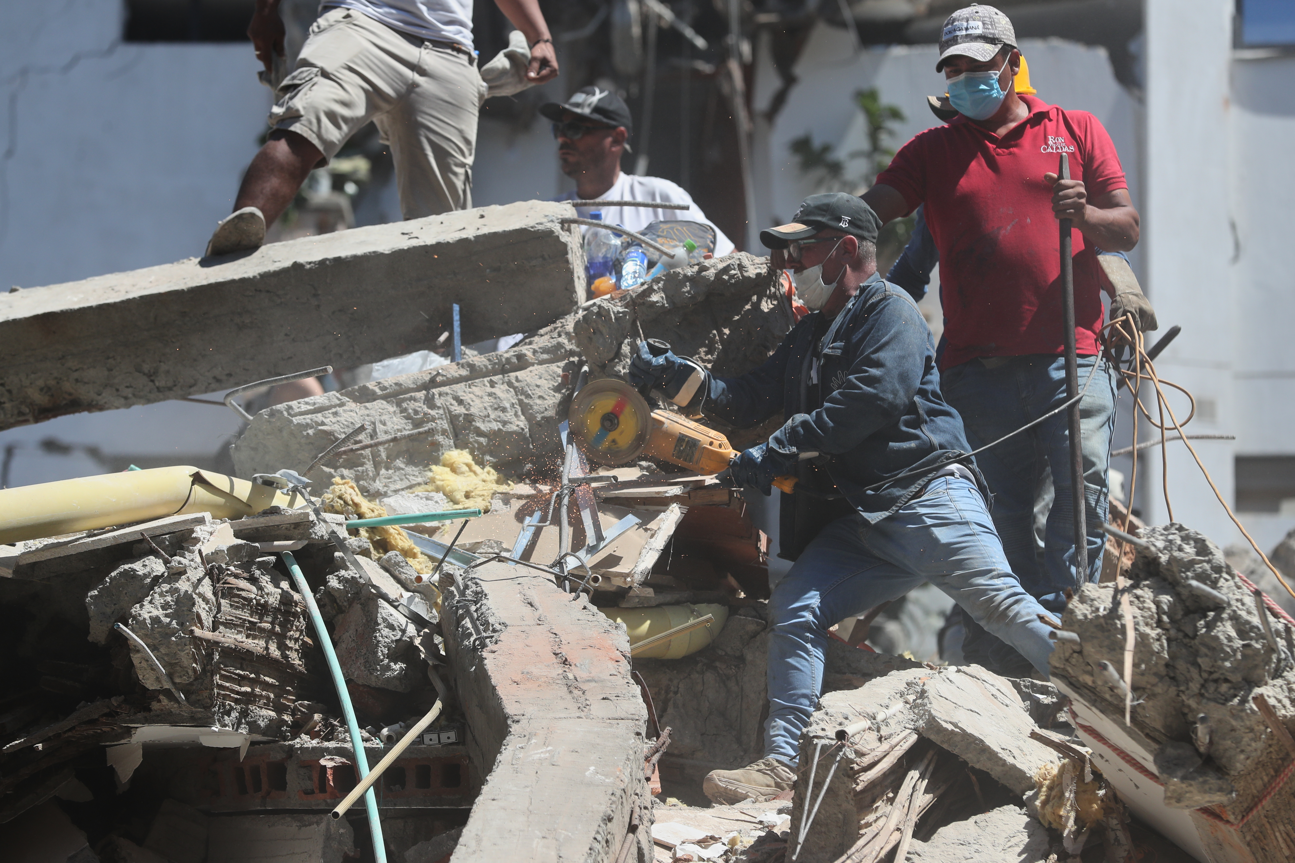 Edificación destruida por el terremoto de magnitud 7.4 este lunes, en Manizales.