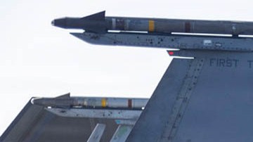 Tropas estadounidenses alistando el despegue de un avión para salir a bombardear a Irán