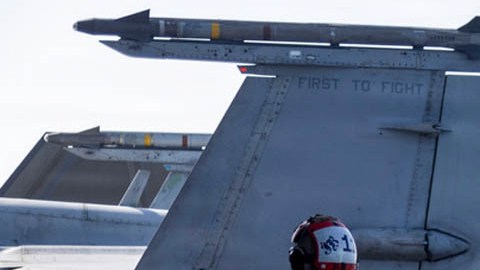 Tropas estadounidenses alistando el despegue de un avión para salir a bombardear a Irán