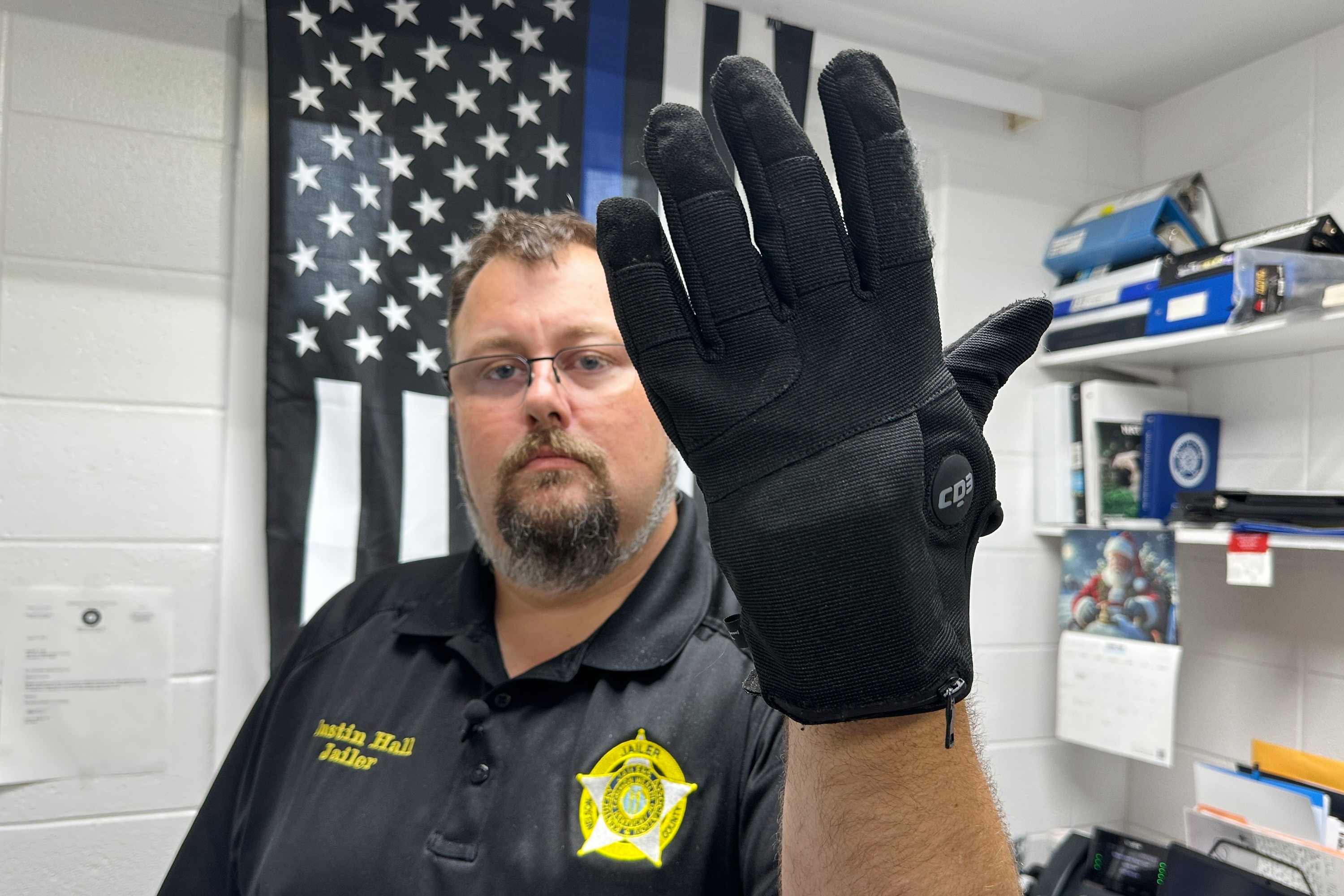 Congresistas y activistas rechazan la compra de guantes eléctricos para el ICE
