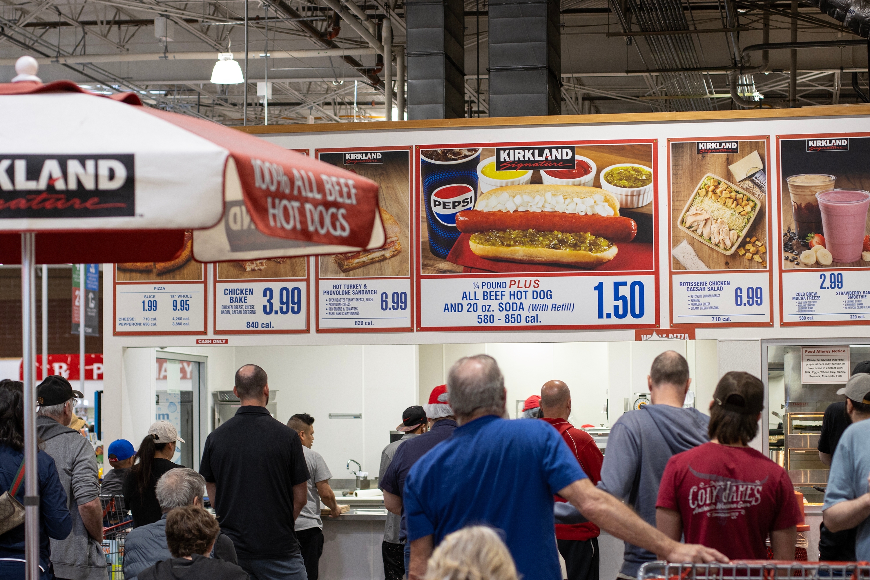 Qué hace Costco con los alimentos no vendidos de su área de comidas