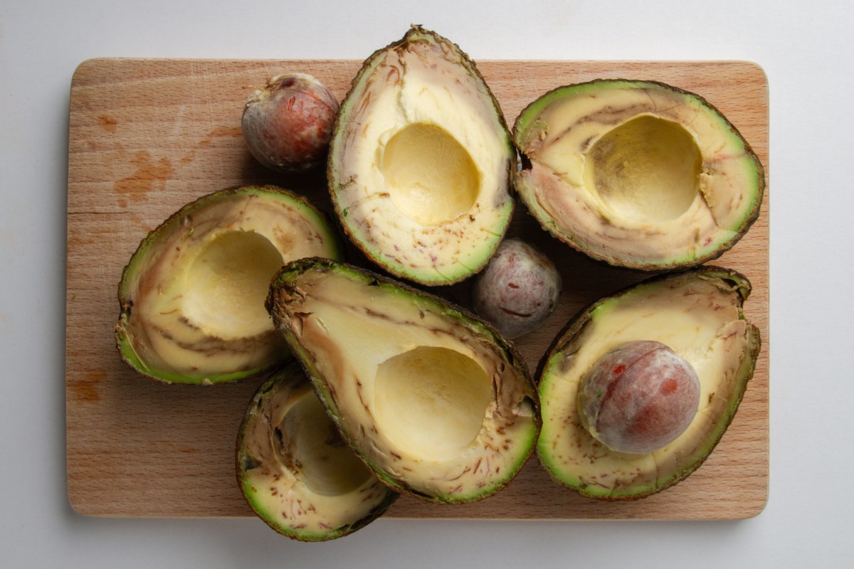 Cuándo se puede comer un aguacate muy maduro y cuándo hay que desecharlo