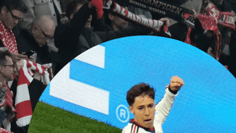 Mateo Chávez y su primer título para el AZ Alkmaar en la temporada 2026-27.