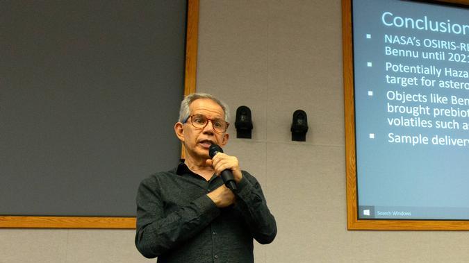 Humberto Campins informa sobre la misión OSIRIS-REx de la NASA.