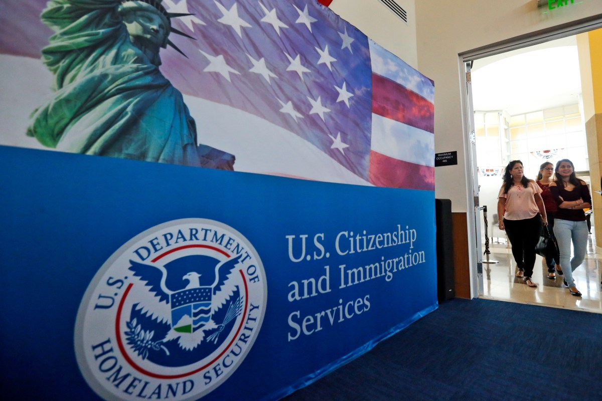 Demandan a Trump por limitar visas a estudiantes y periodistas extranjeros