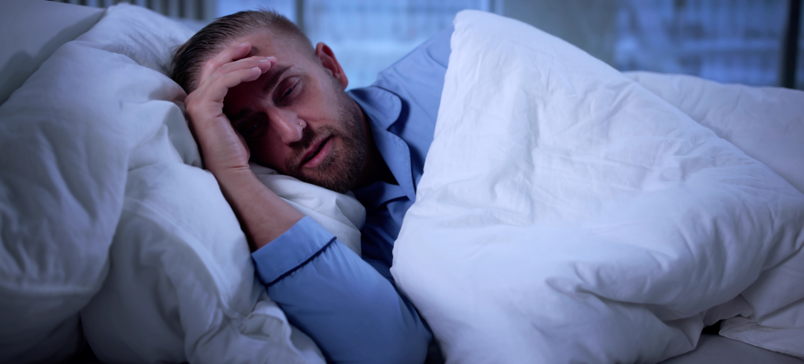 Despertar varias veces por la noche podría anticipar el riesgo genético de Alzheimer
