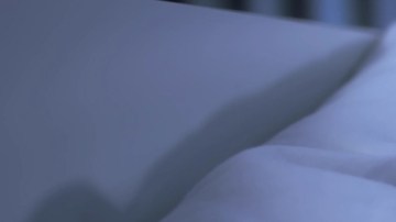Despertar varias veces por la noche podría anticipar el riesgo genético de Alzheimer