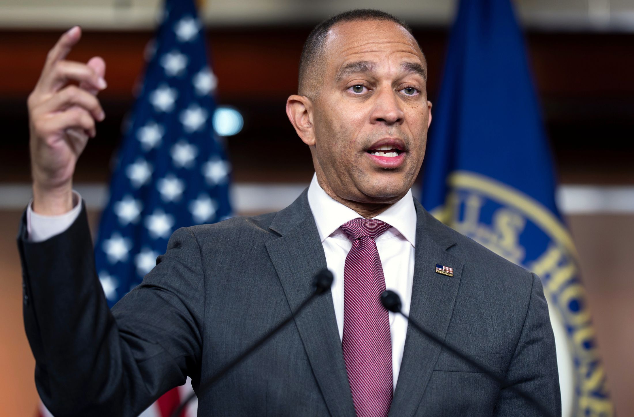 Trump dice que podría llevarse bien con Hakeem Jeffries si los demócratas recuperan la Cámara