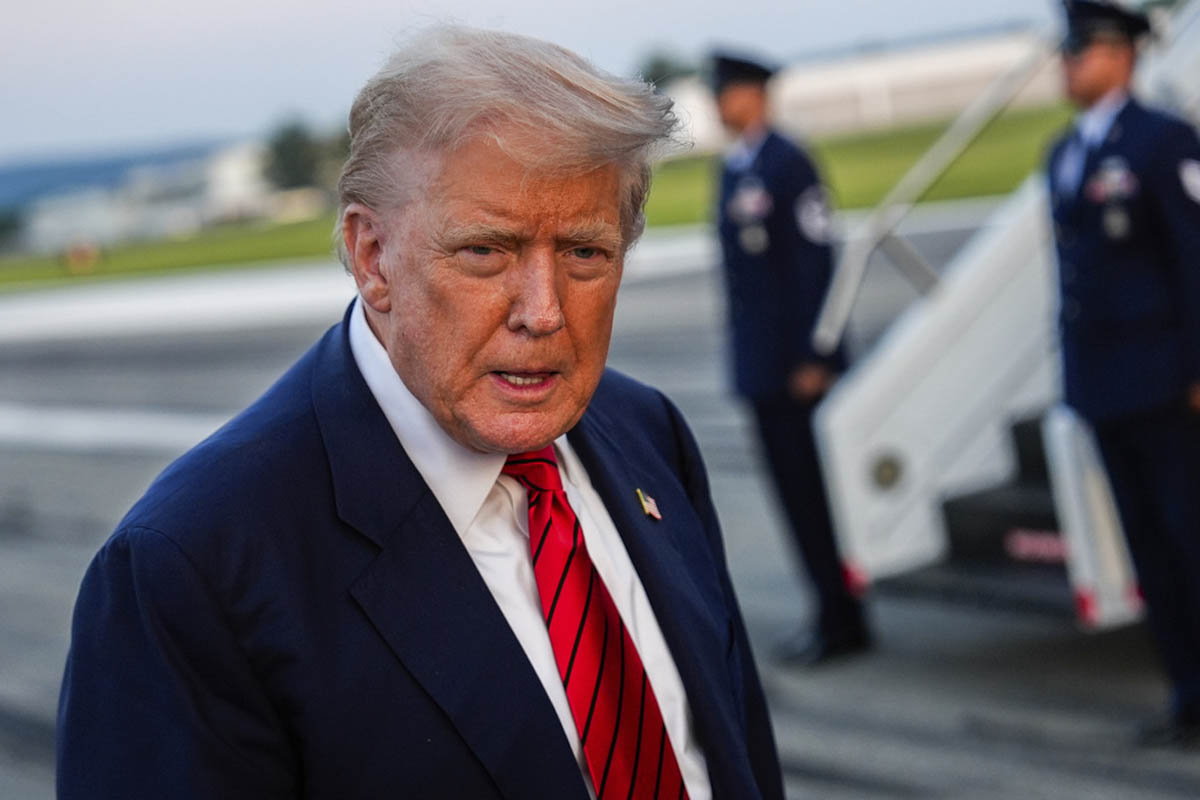 Trump estalla en contra de fiscal que pidió desestimar el caso de vandalismo en el estanque reflectante