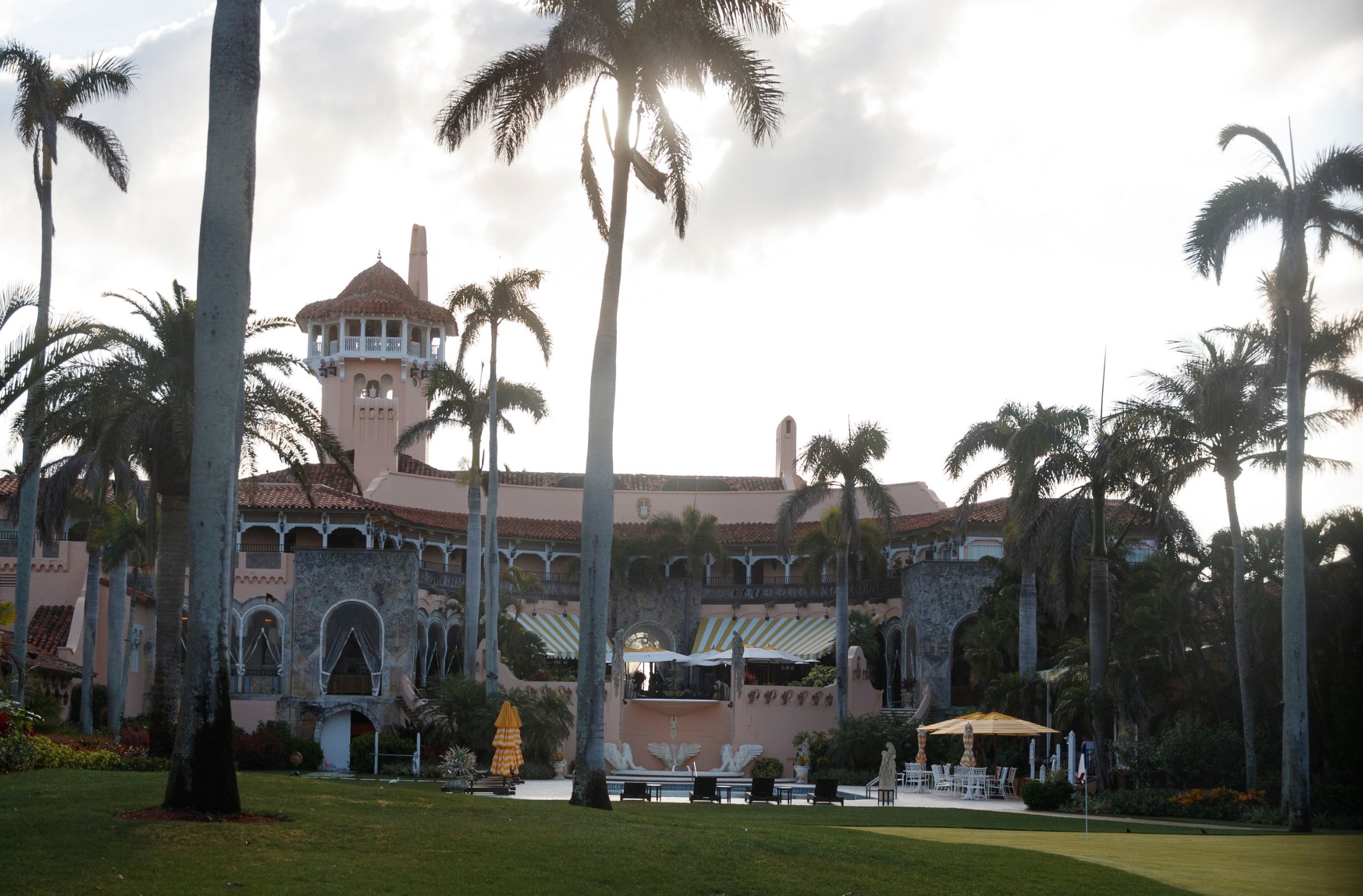 DOJ busca interrogar a agentes del FBI por el registro de Mar-a-Lago a Trump en 2022
