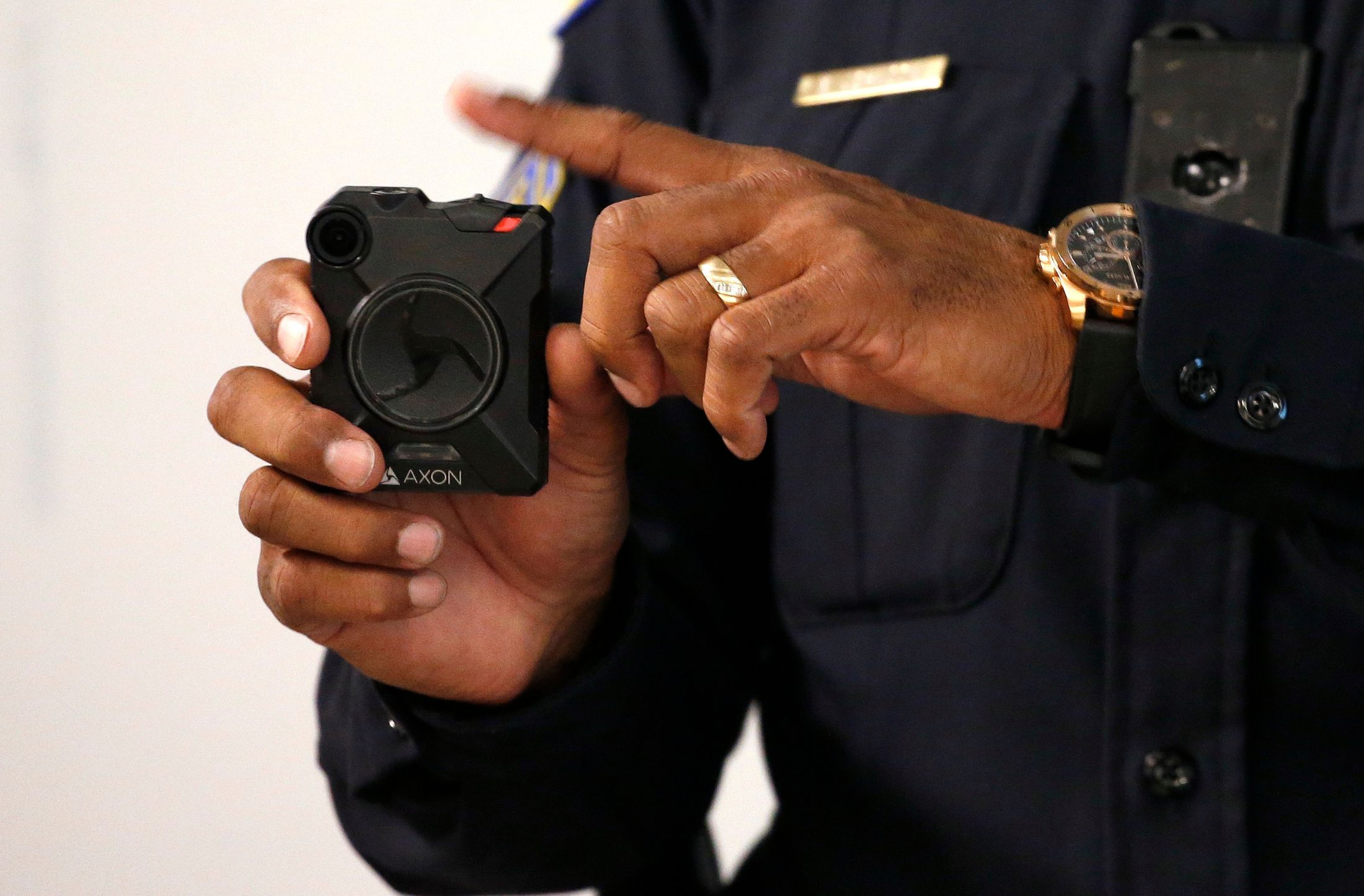 ICE estrenará cámaras corporales, pero decidirá qué videos de operativos hará públicos
