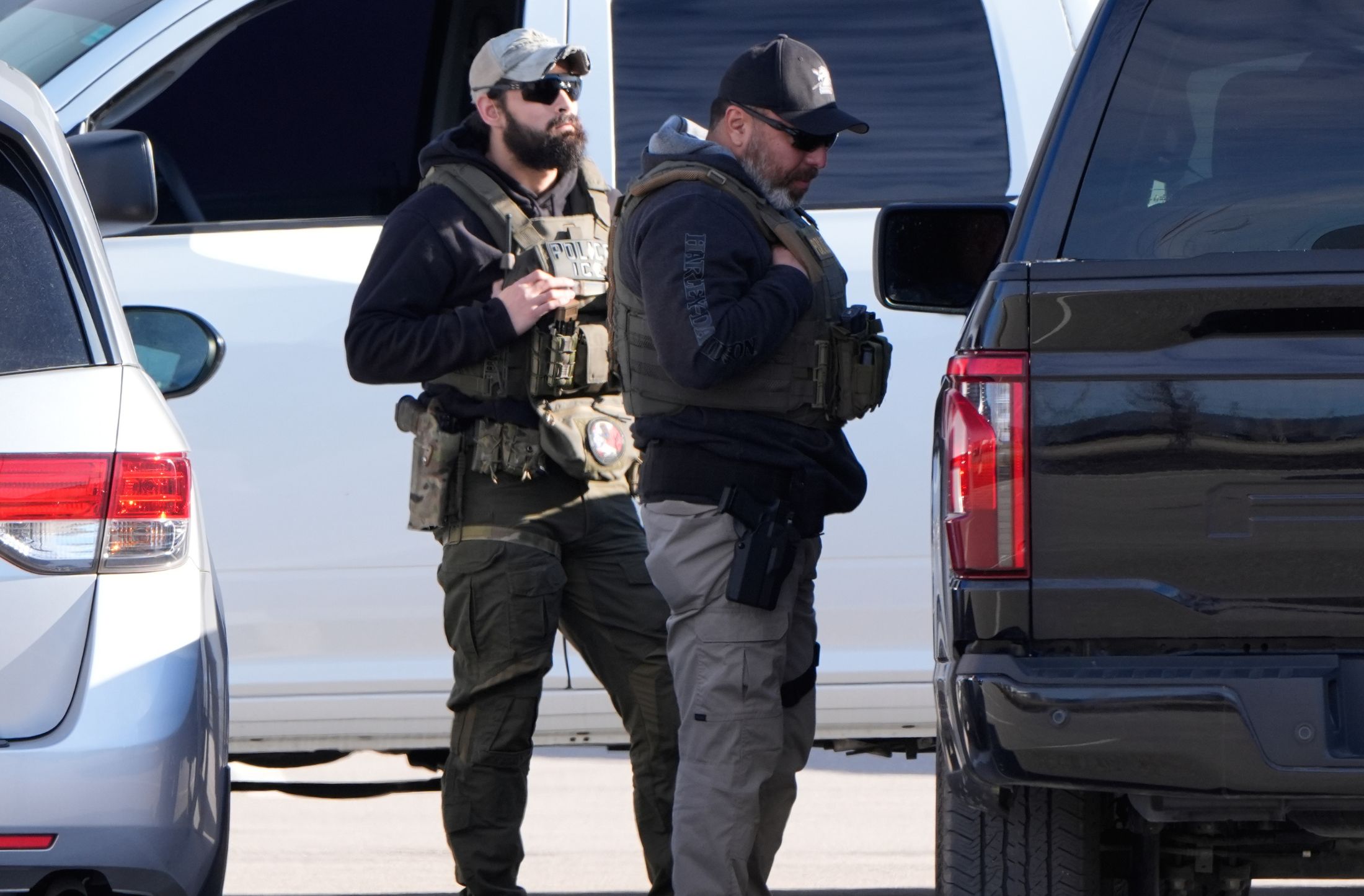 ICE intensifica vigilancia en redes sociales para identificar y rastrear a sus críticos