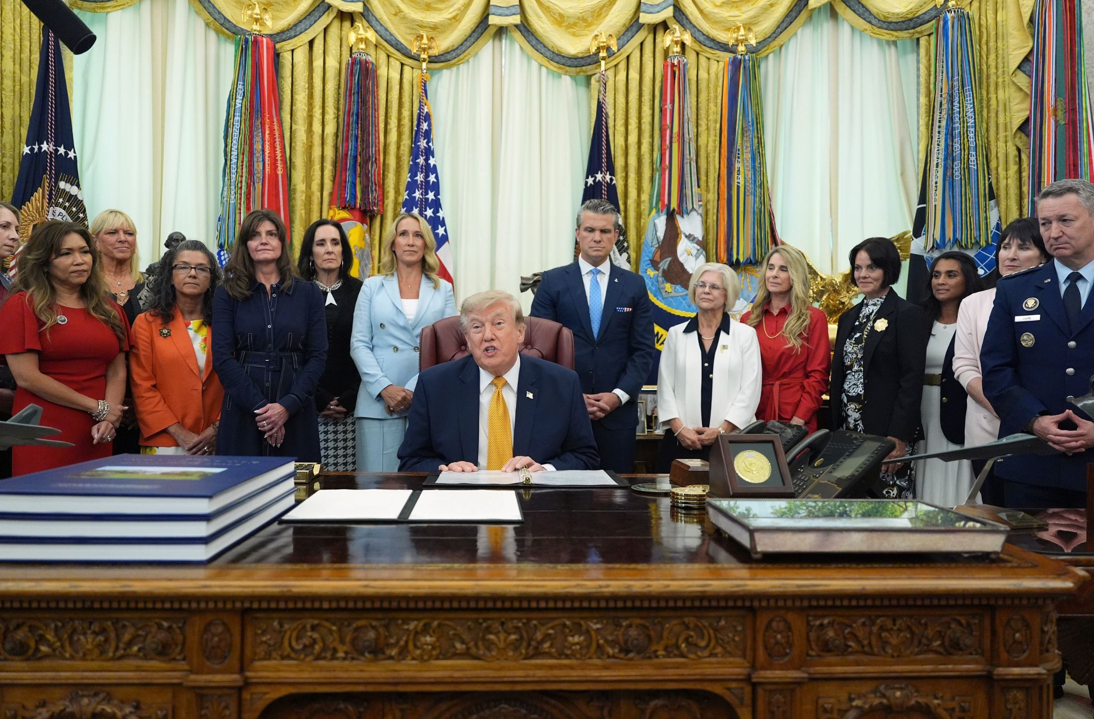 Trump dice tener derecho a quedarse con “millones” enviados en regalos; asesora lo contradice