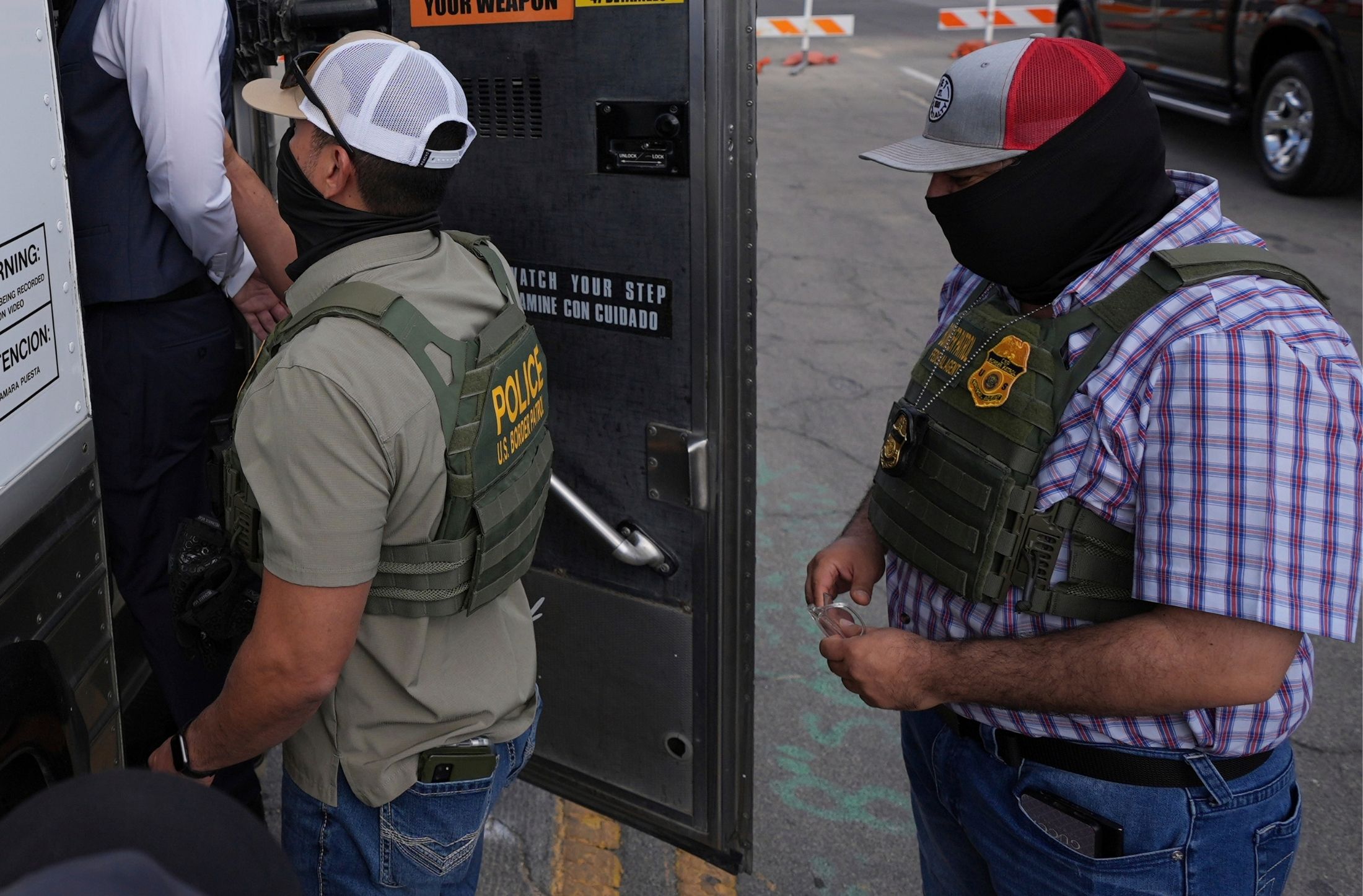 Hechos de la semana en inmigración: Trump aprieta visas y ICE dispara las detenciones