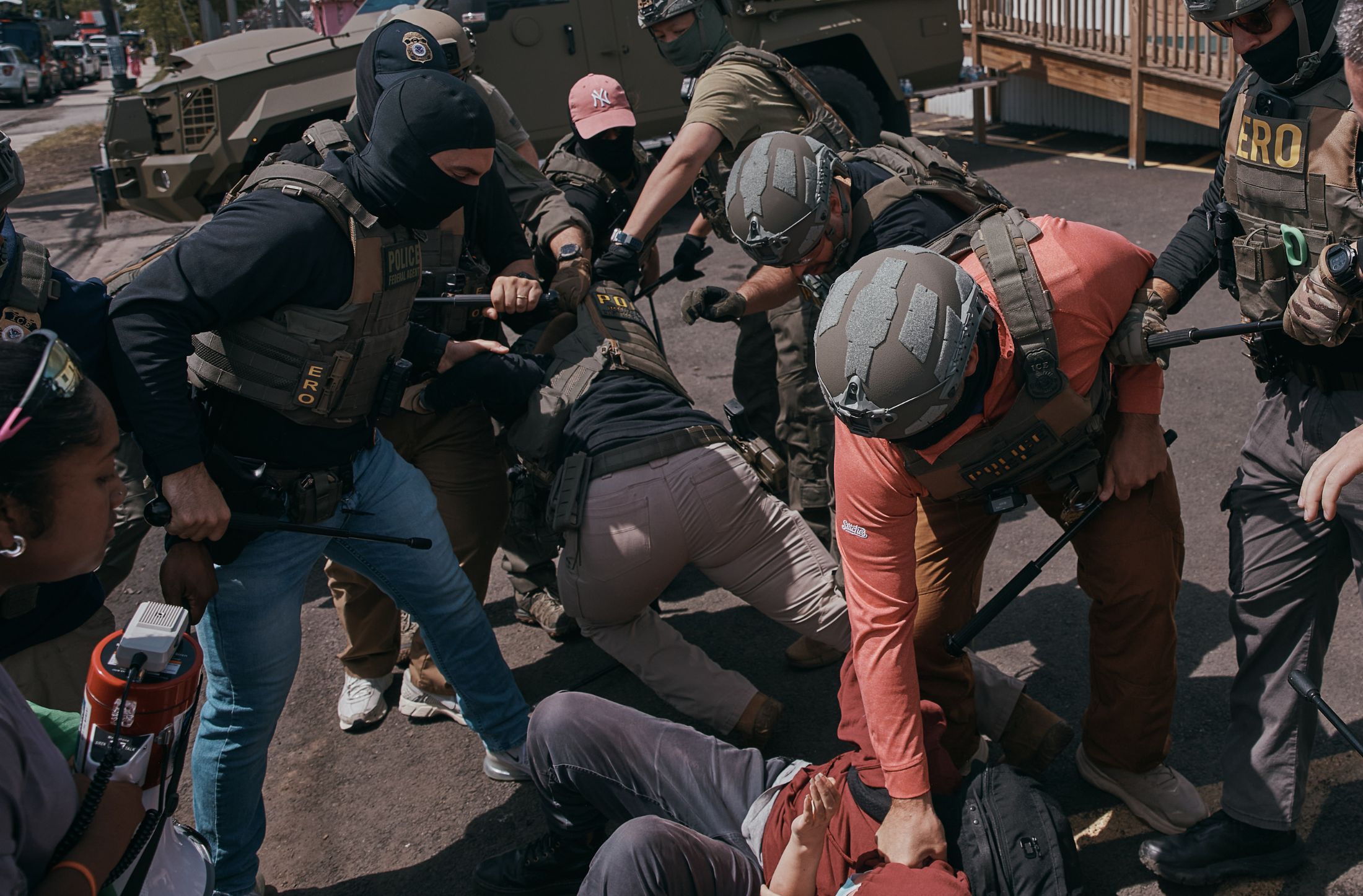 Informe alerta sobre 152 agentes de ICE y CBP vinculados con abusos sexuales y violencia