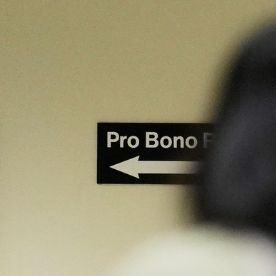 El informe sostiene que las multas afectan incluso a personas que mantienen procesos legales para regularizar su situación migratoria.