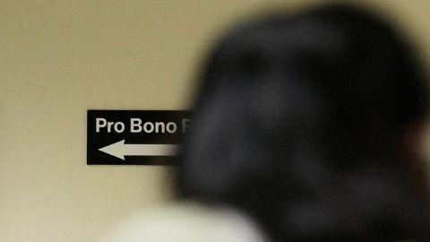 El informe sostiene que las multas afectan incluso a personas que mantienen procesos legales para regularizar su situación migratoria.