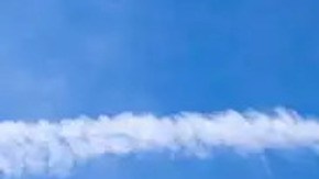 Las estelas de condensación son extremadamente largas en comparación con la longitud de los aviones, hecho que se multiplica con el gran número de vuelos.
