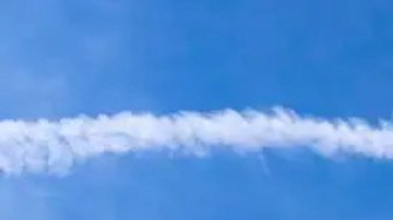 Las estelas de condensación son extremadamente largas en comparación con la longitud de los aviones, hecho que se multiplica con el gran número de vuelos.
