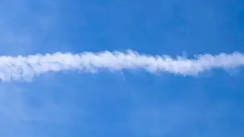 Las estelas de condensación son extremadamente largas en comparación con la longitud de los aviones, hecho que se multiplica con el gran número de vuelos.