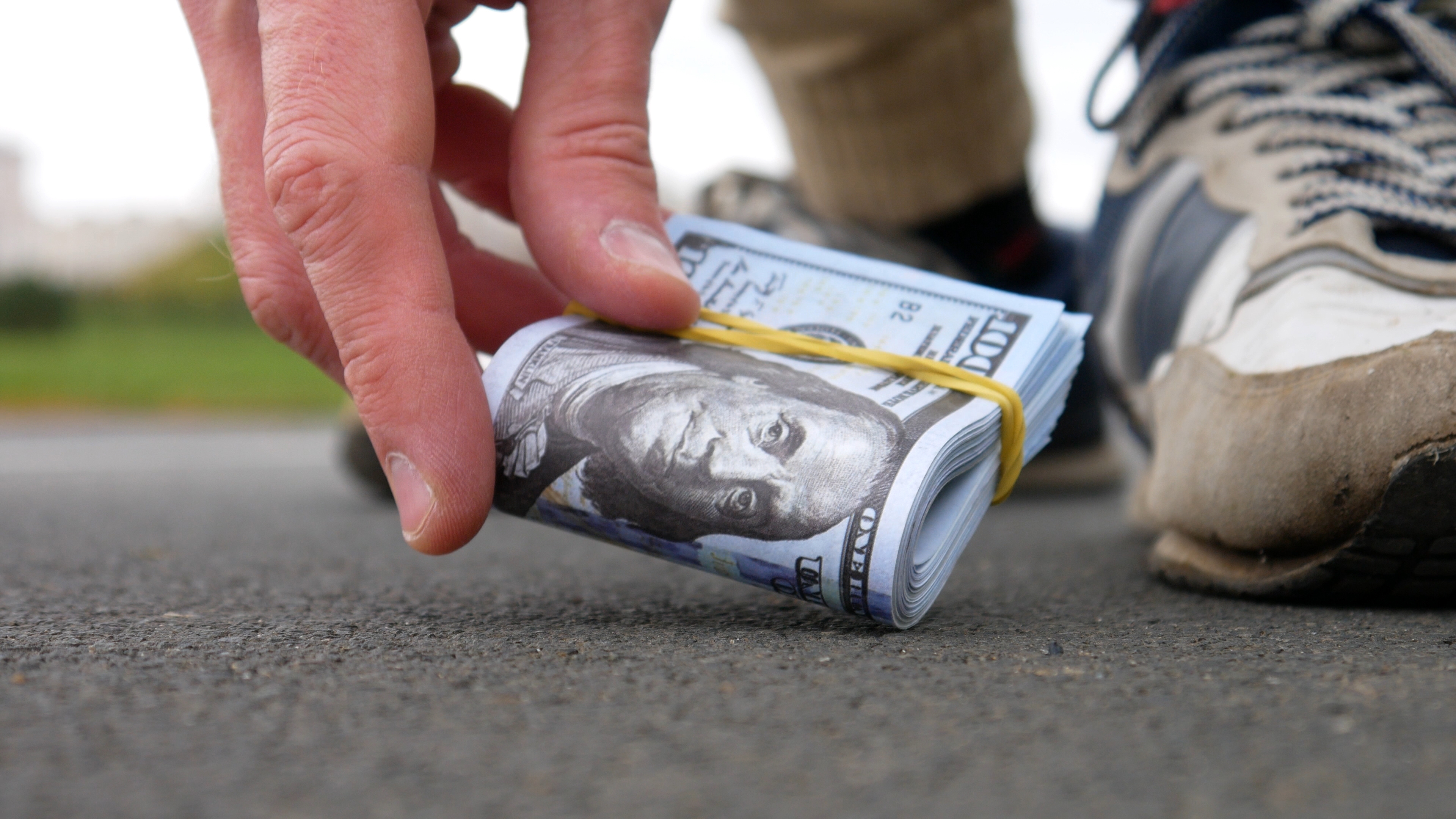 Regalan fajos de billetes en la calle: la nueva tendencia viral de redes sociales