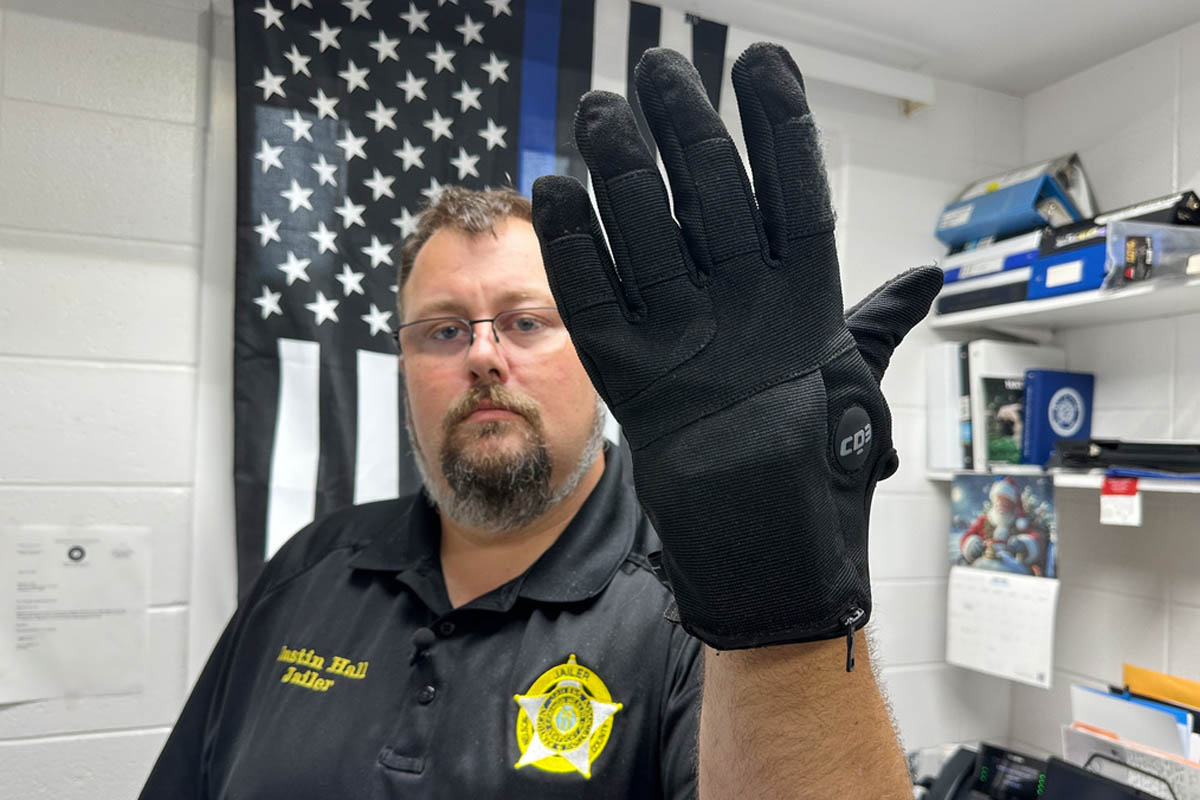 Demócratas estallan ante millonaria compra de guantes de descarga eléctrica para detener inmigrantes
