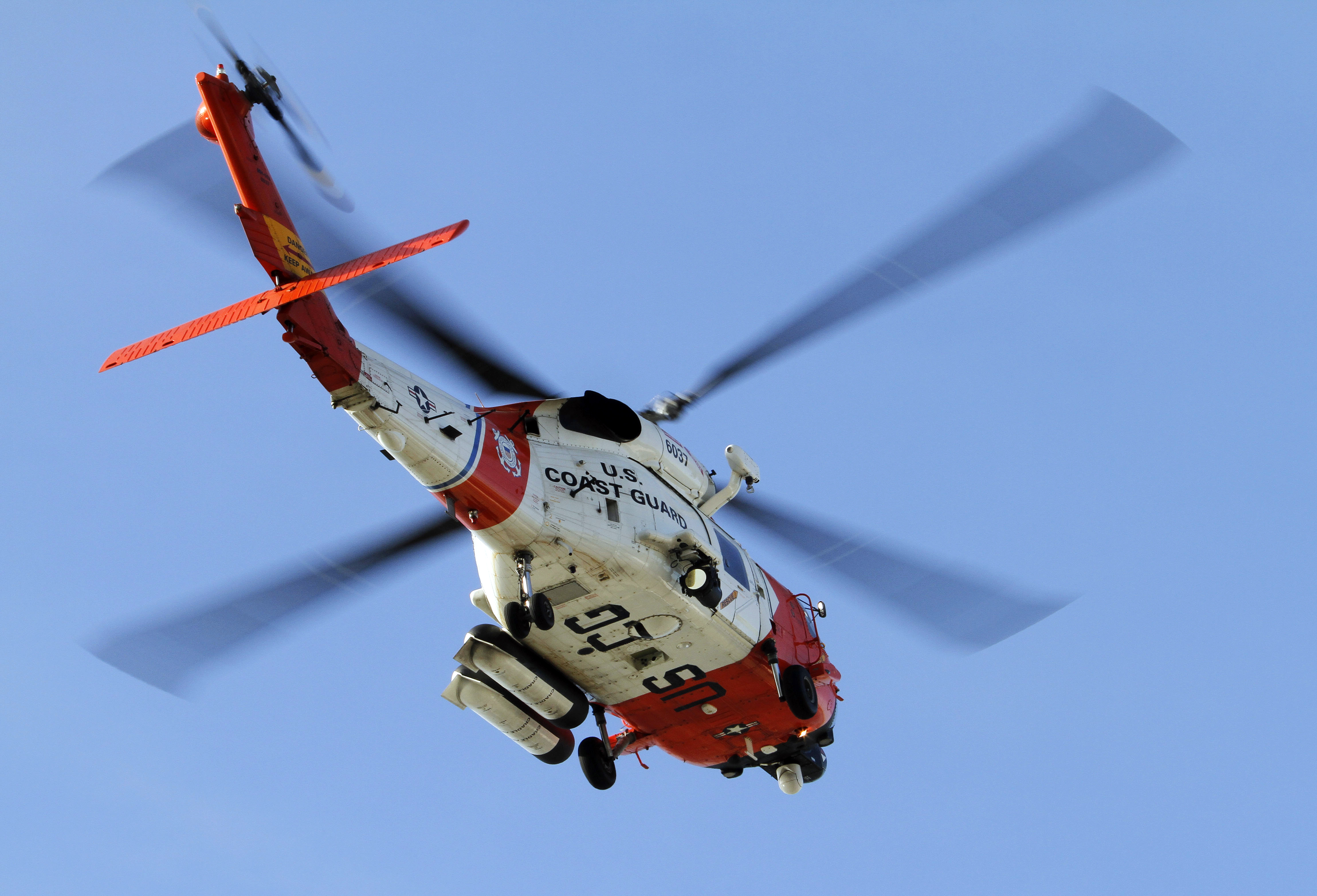 Hombre es rescatado tras 12 horas desaparecido en el mar en Long Beach