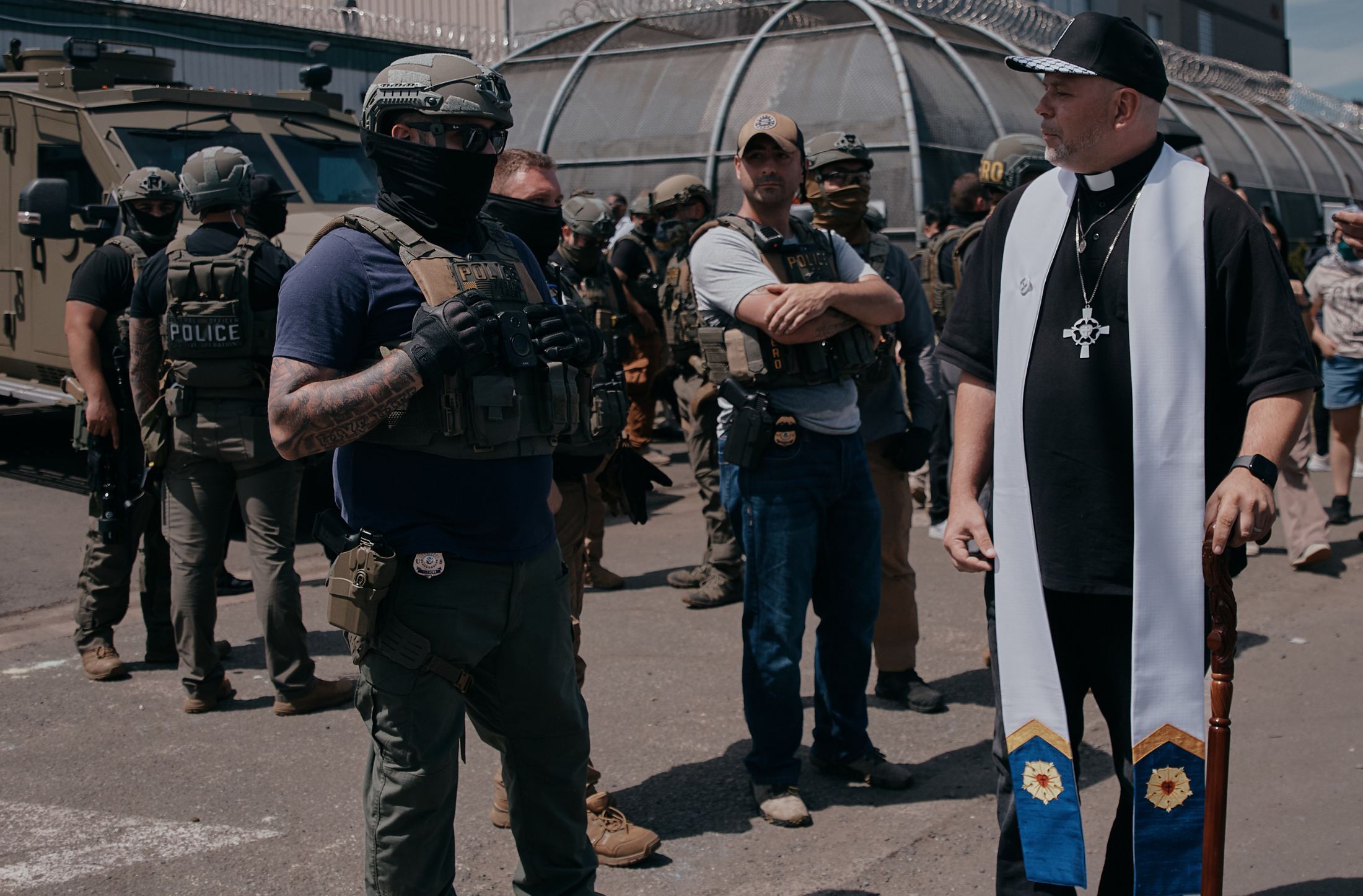 ICE recibe un freno en iglesias: jueces mantienen protección ante redadas migratorias