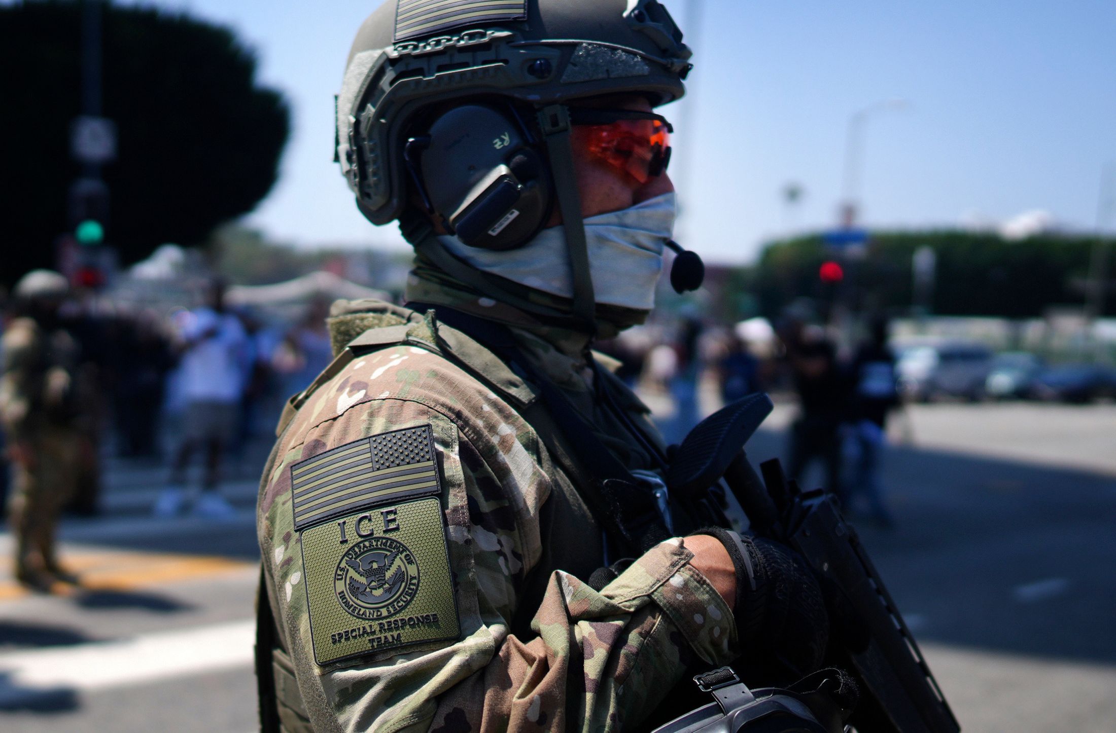 ACLU lanza alerta por guantes eléctricos de ICE: “Es una receta para dañar al público”