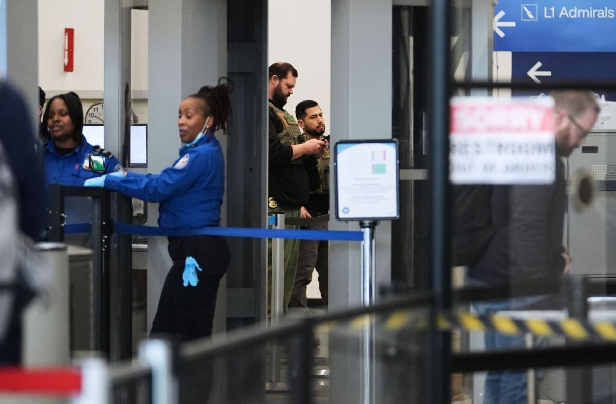 ICE realiza hasta 36 arrestos diarios y aerolíneas frenan operativos en aeropuertos