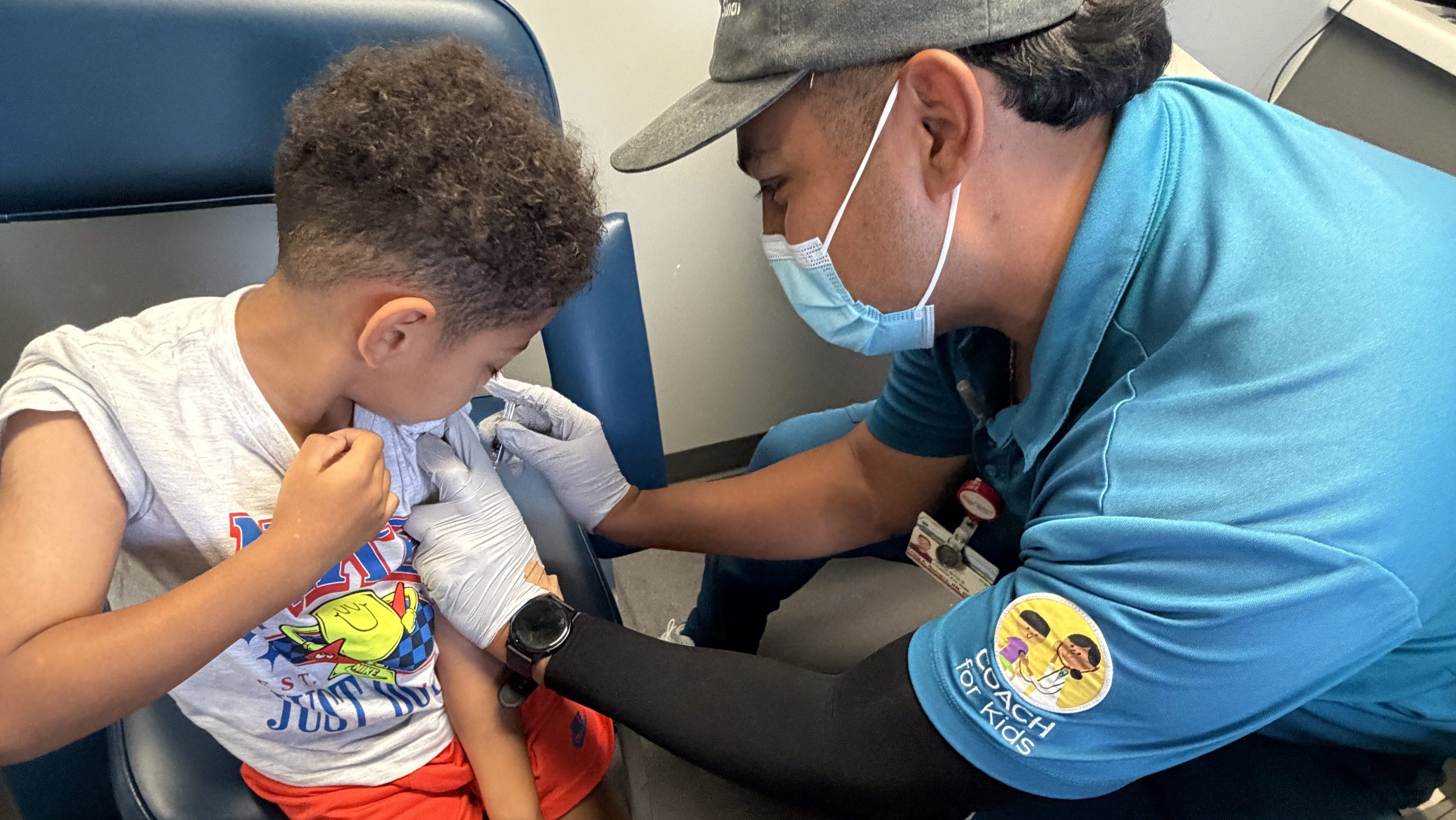 Clínica móvil vacuna a niños en Los Ángeles para que puedan ir a la escuela
