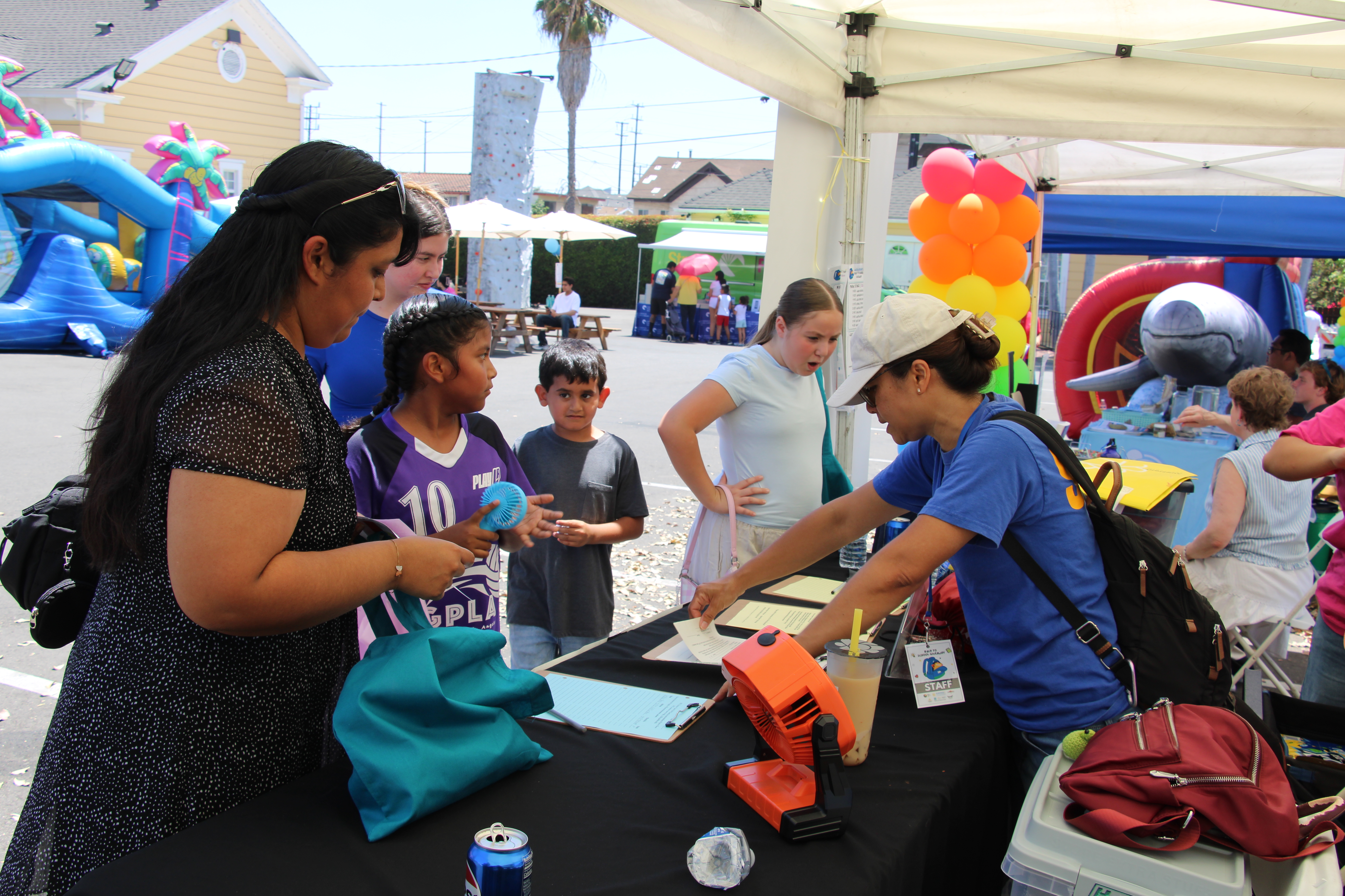 Estudiantes del LAUSD reciben mochilas gratis para el regreso a clases